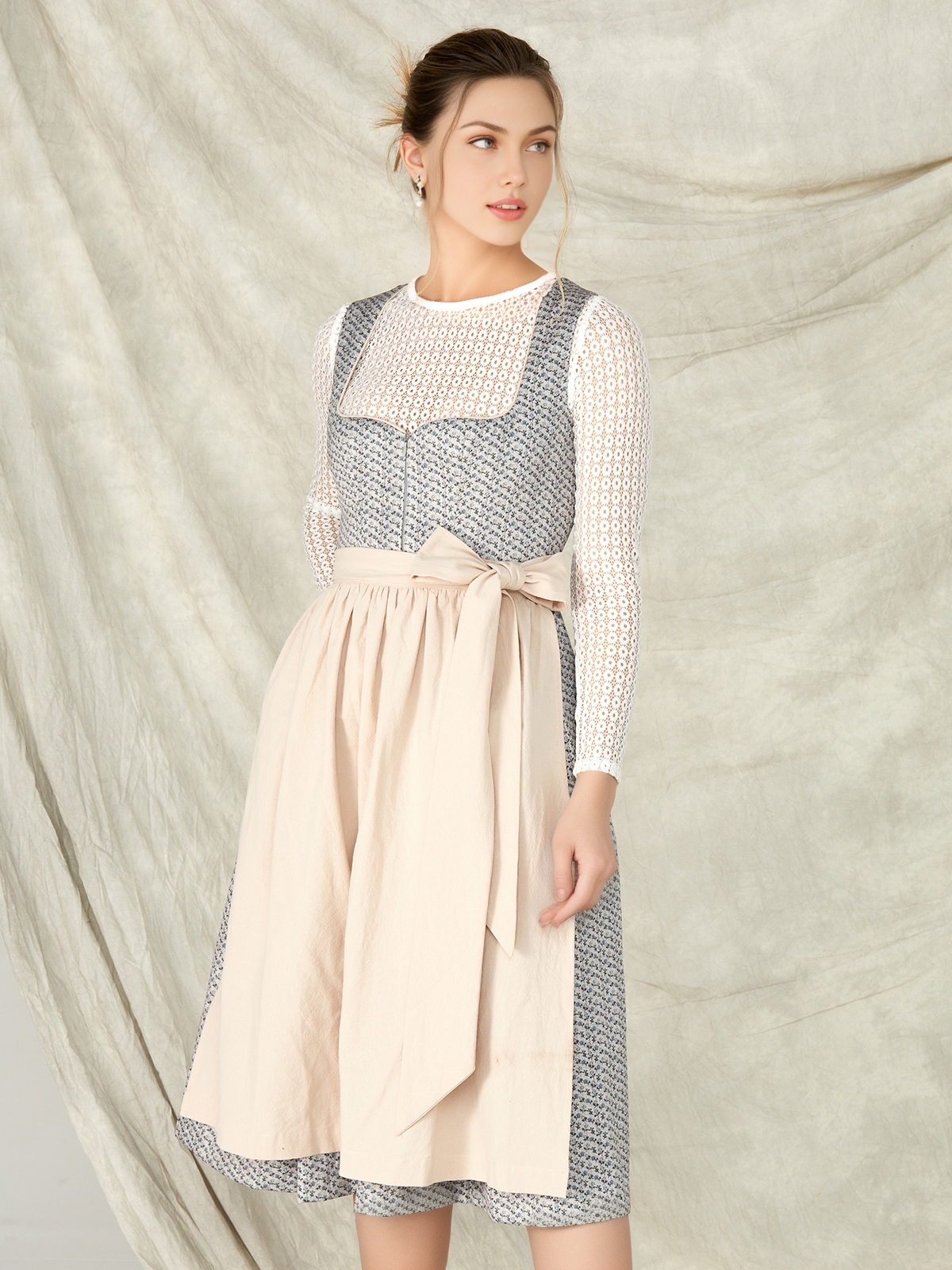Burgunderrotes Dirndl mit eleganter Bluse