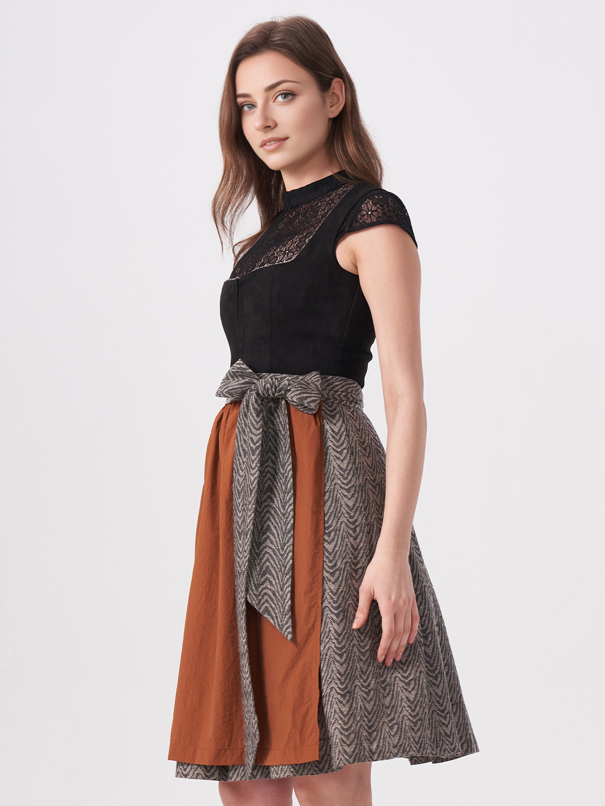 Modernes Dirndl in samtigem Hellblau