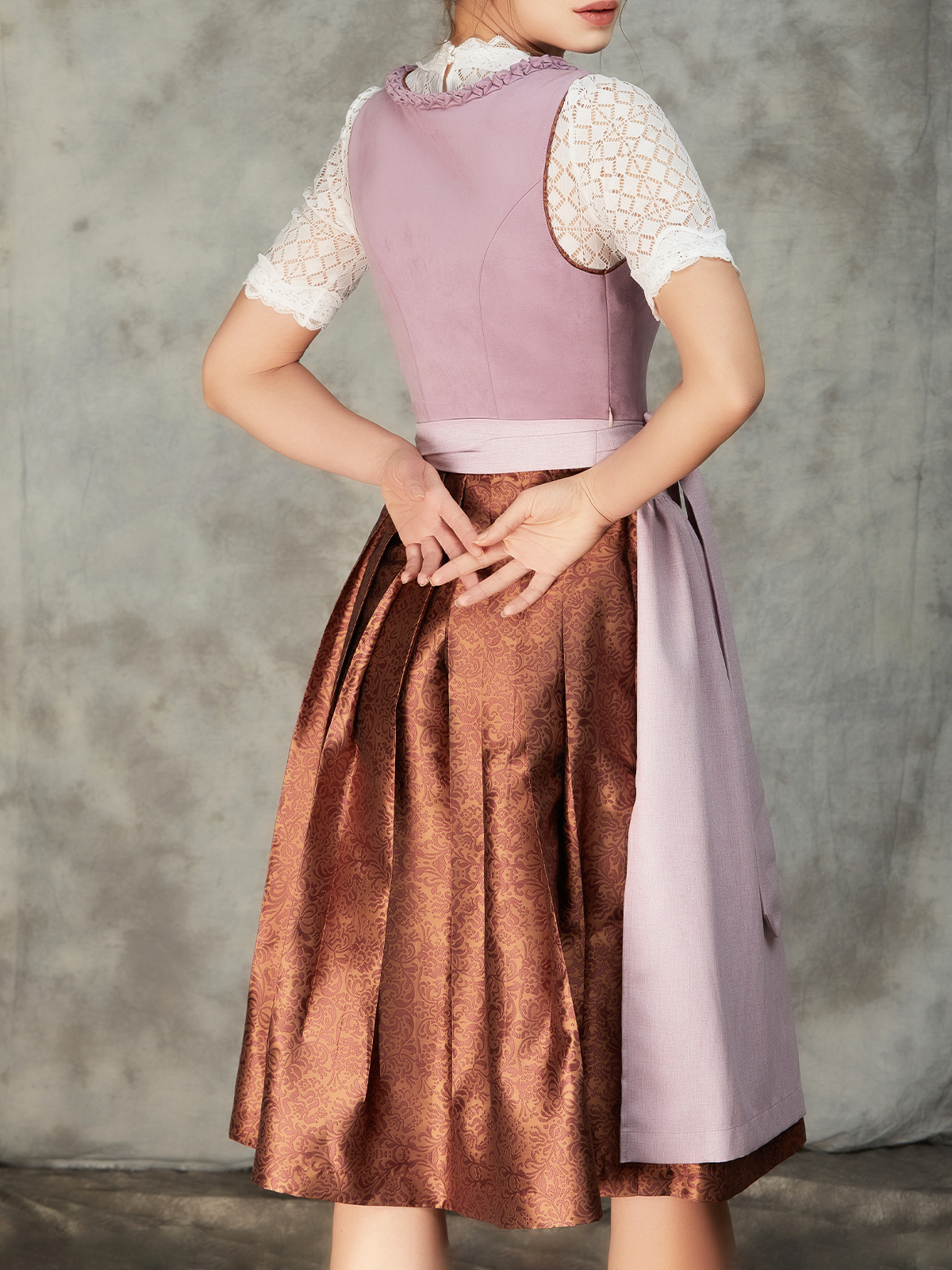 Ein elegantes dunkelgrünes Dirndl mit floralen Details