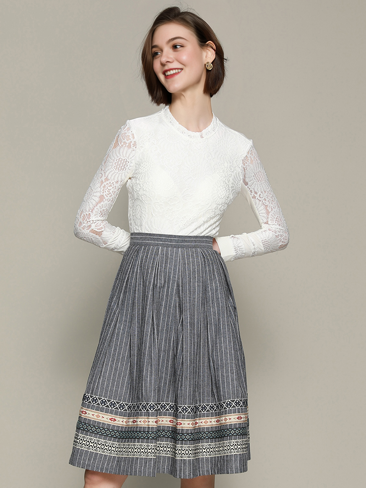 Modernes Dirndl in Weiß mit femininem Schnitt