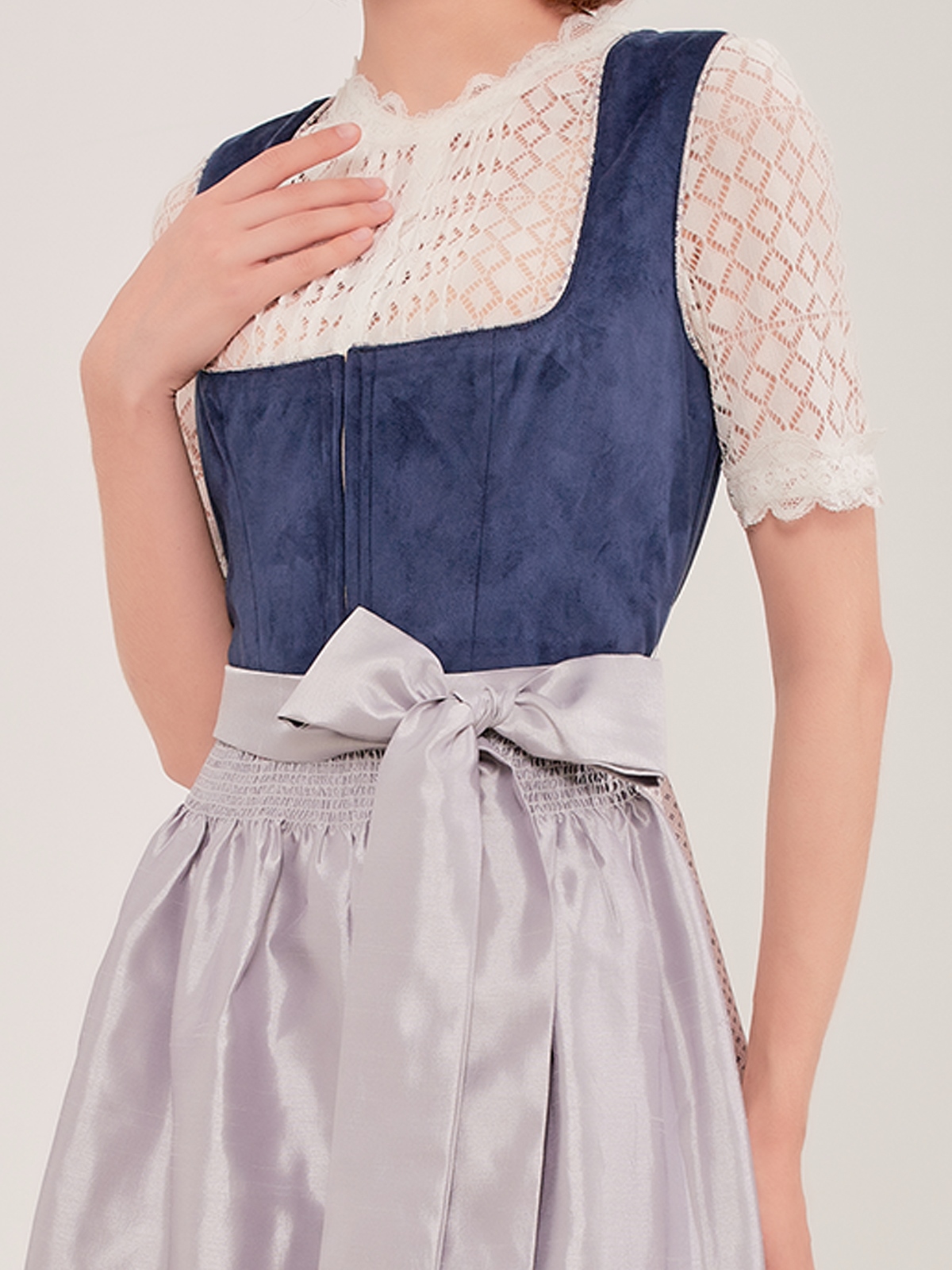 Traditionelles blaues Dirndl mit weißer Bluse