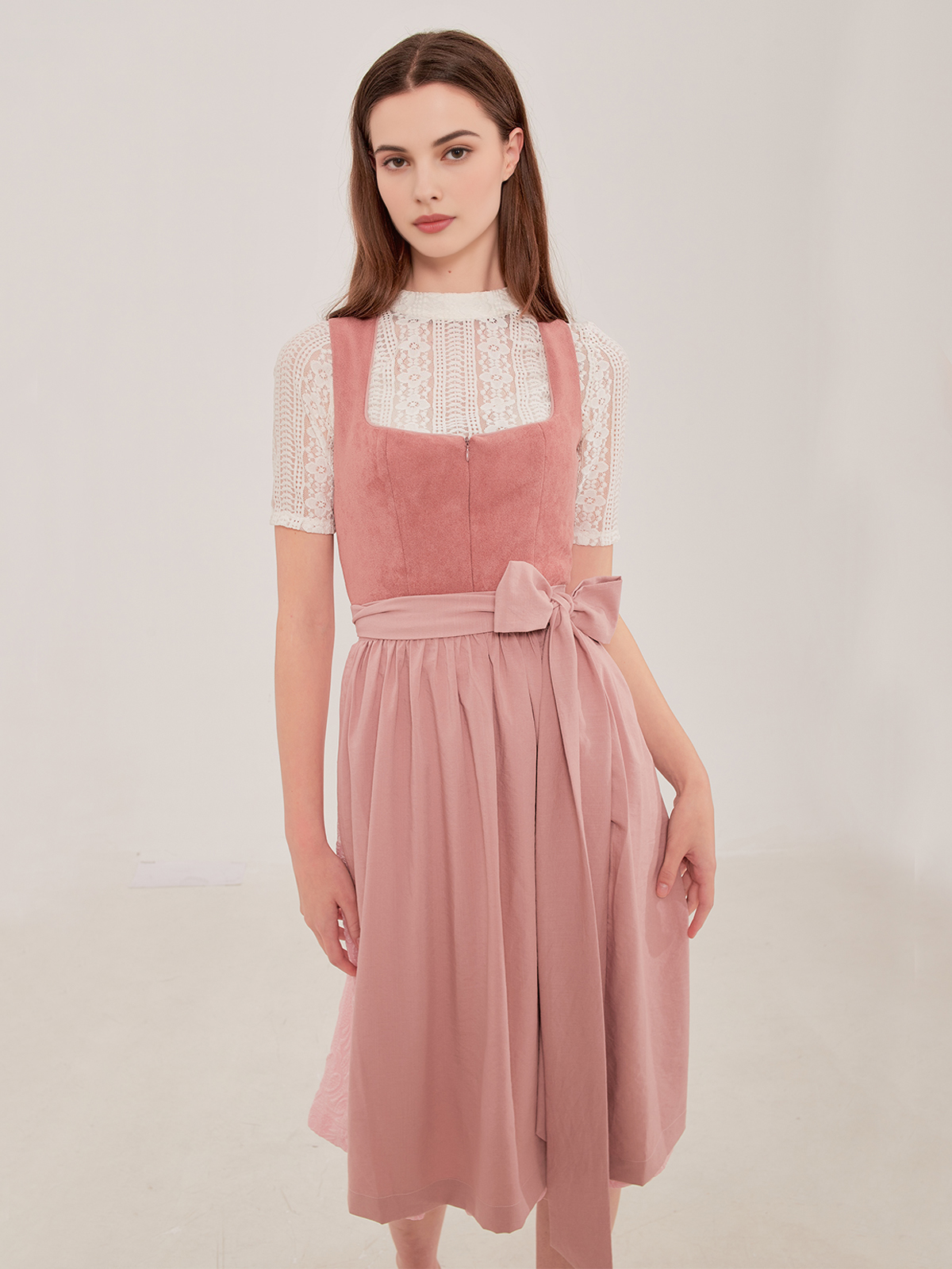Modernes Dirndl in Rosa – perfekt für den Alltag und besondere Anlässe