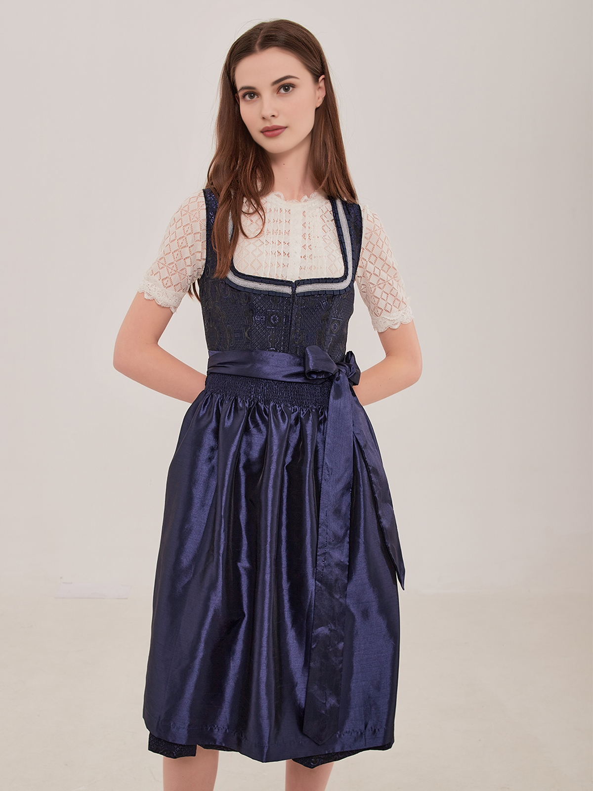 Dirndl Mini Blau – stilvoll und vielseitig