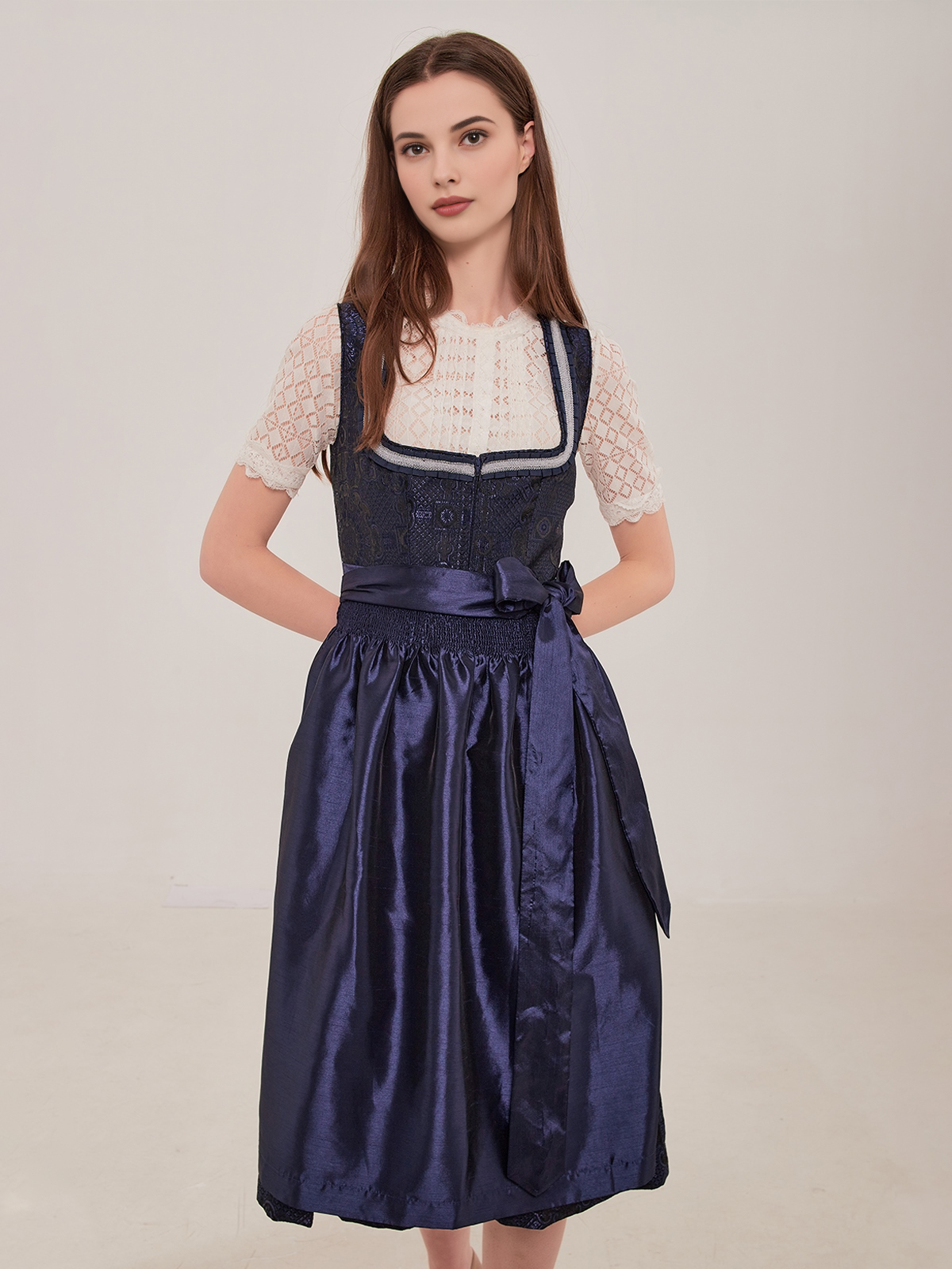 Modernes Dirndl in Blau mit floralen Akzenten