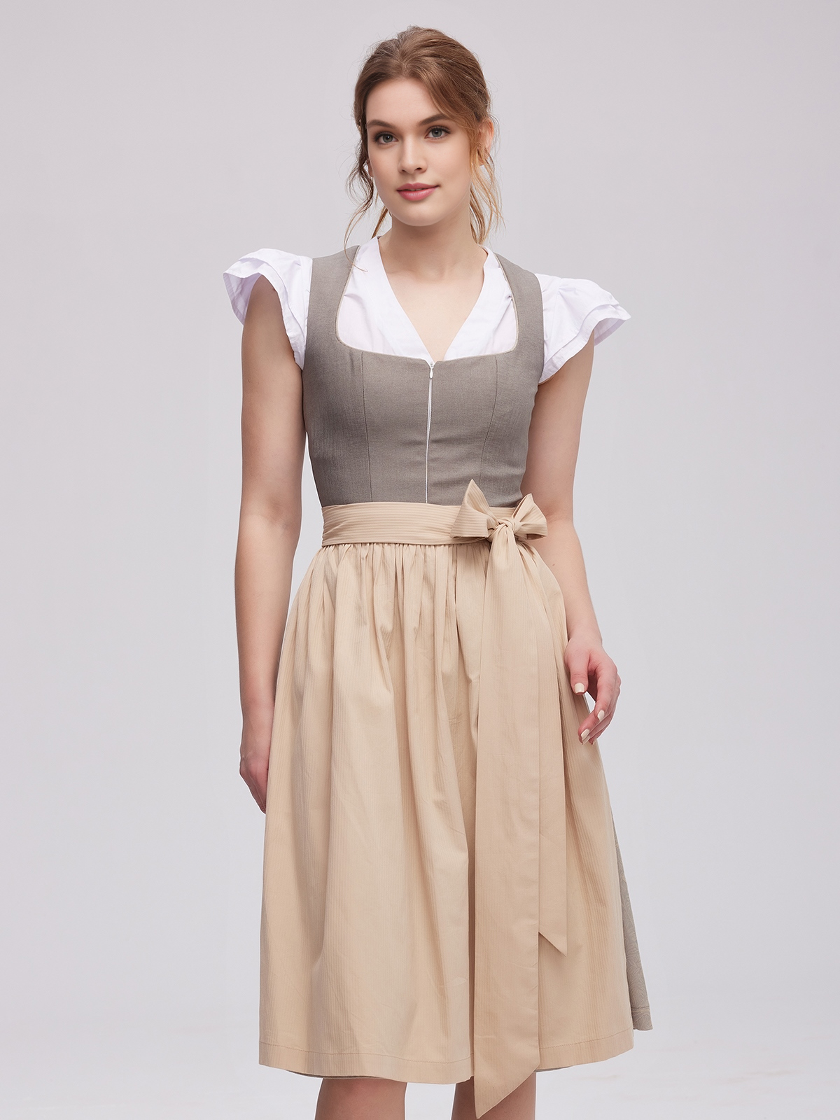 Modernes graues Dirndl mit urbanem Stil