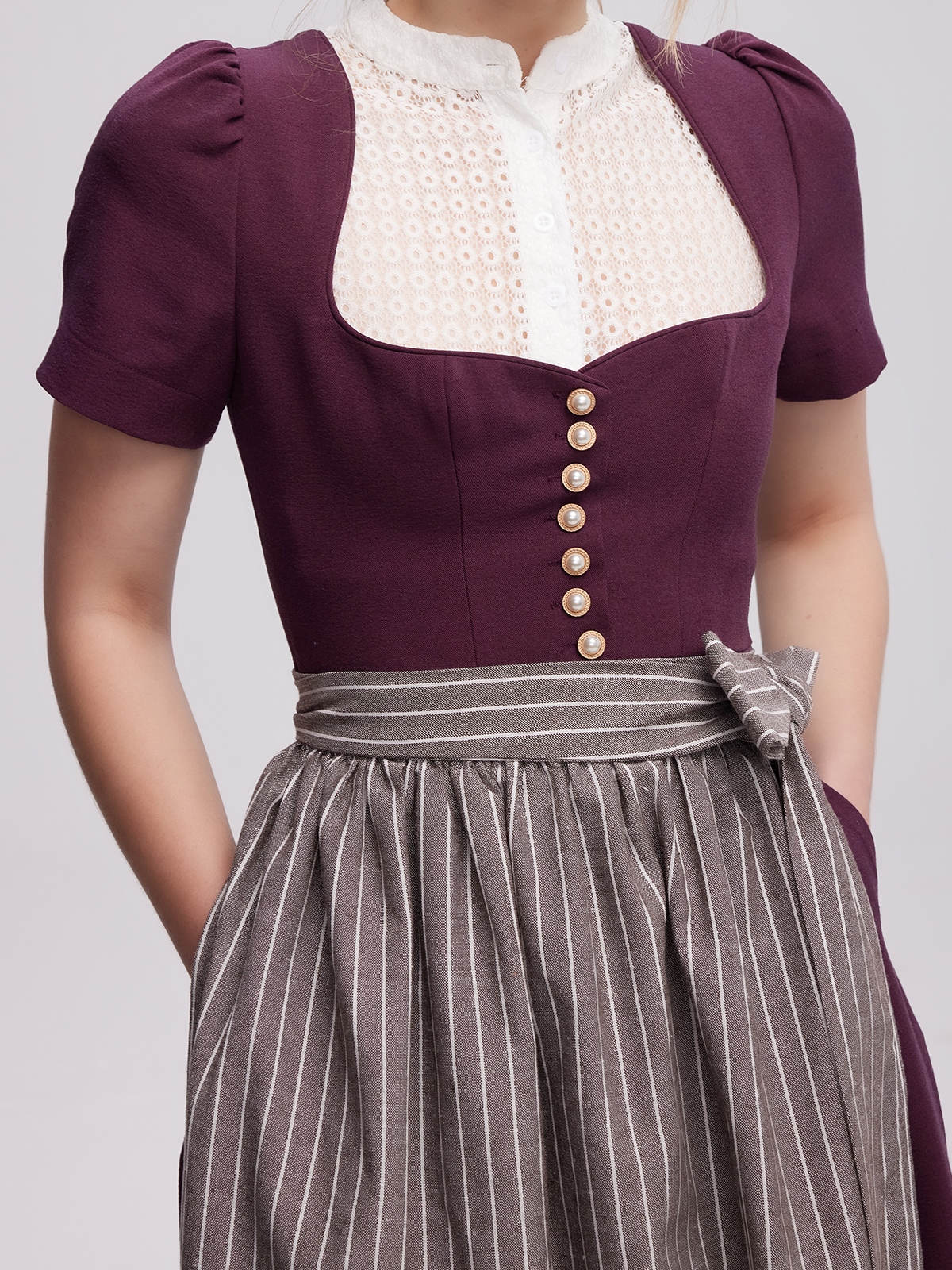 Modernes lila Dirndl mit trendigem Schnitt