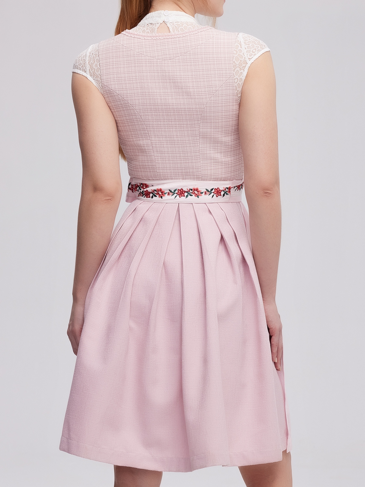 Modernes Dirndl in Rosa