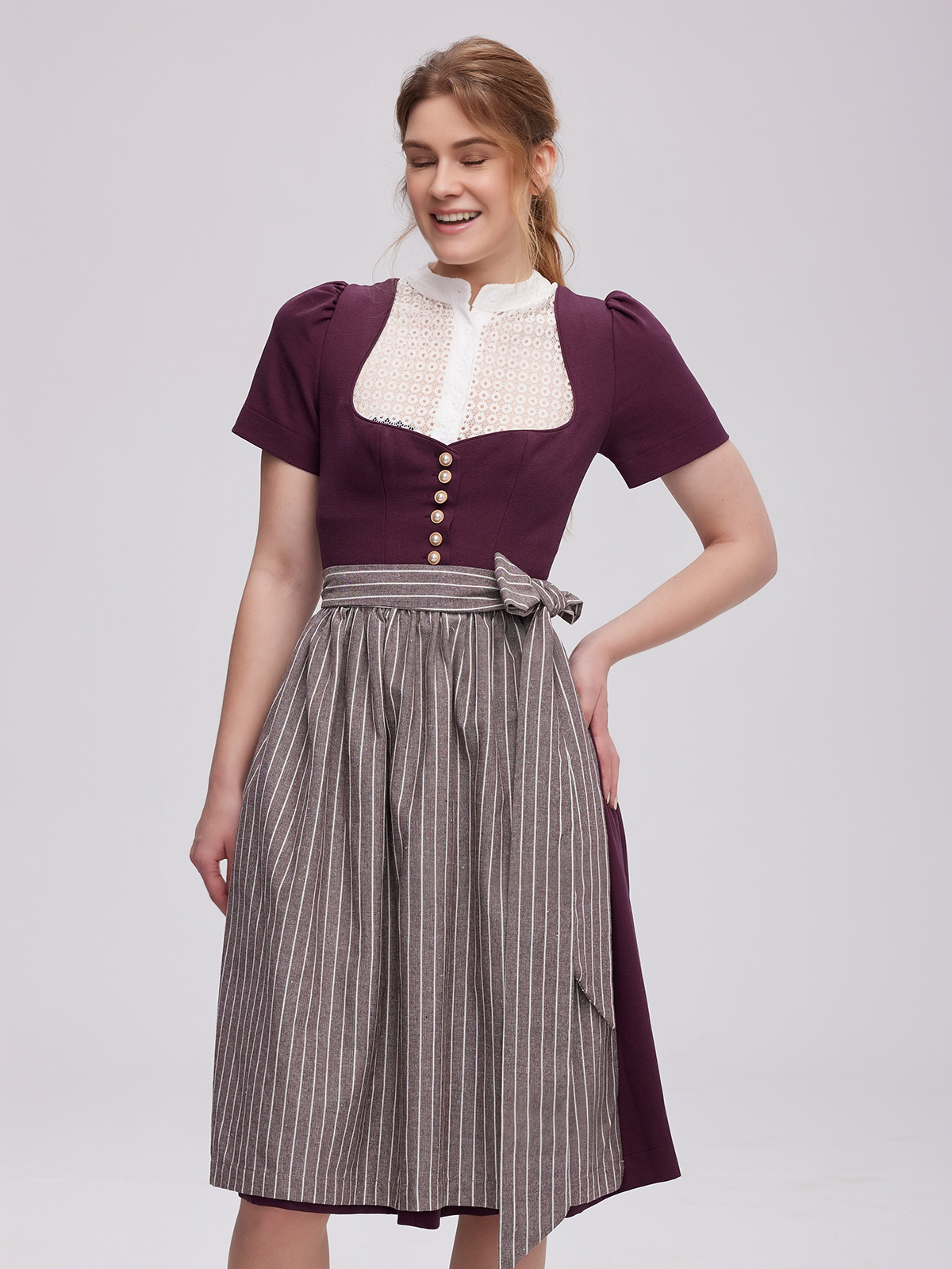Modernes Dirndl mit taillenbetonter Silhouette