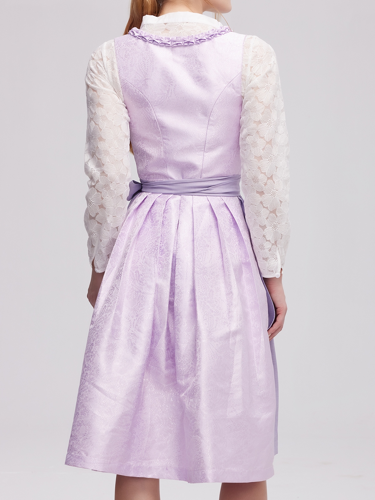 Modernes Dirndl in Lila – perfekt für den urbanen Look
