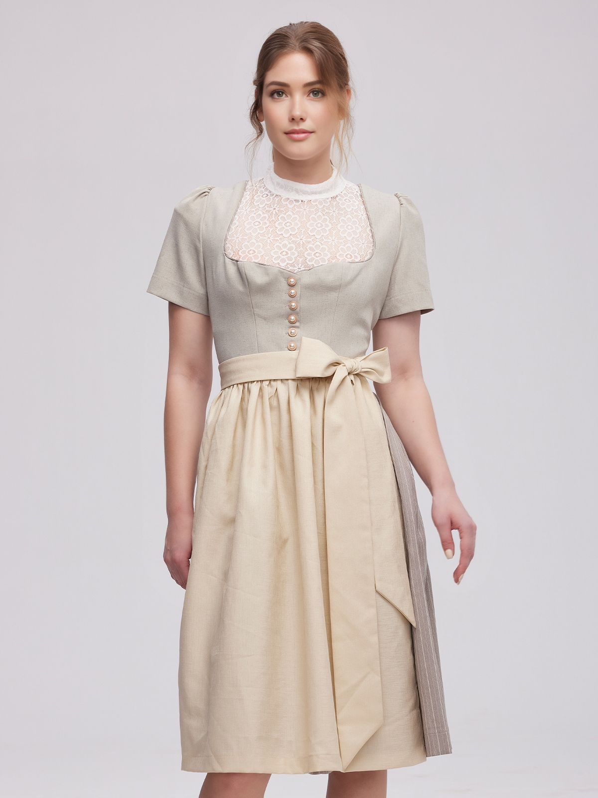 Modernes Dirndl in Grau – perfekt für den urbanen Look