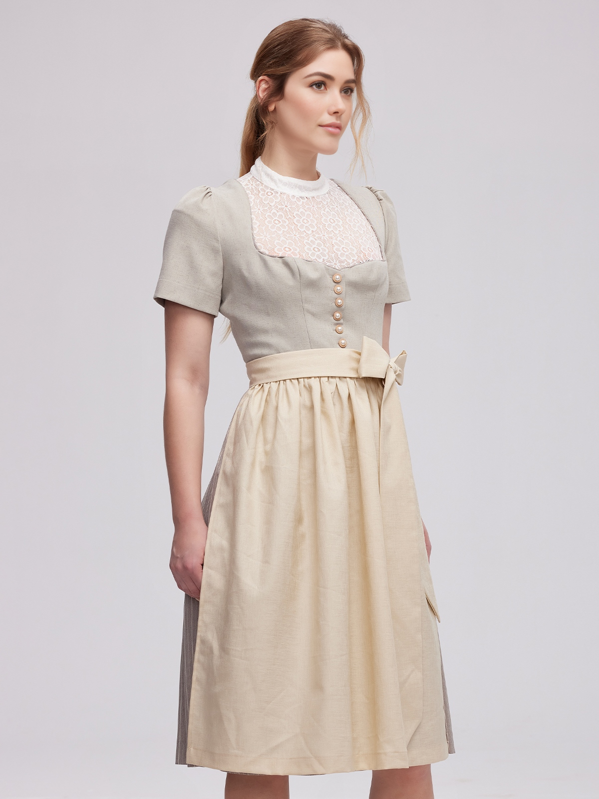 Elegantes schwarzes kurzes Dirndl