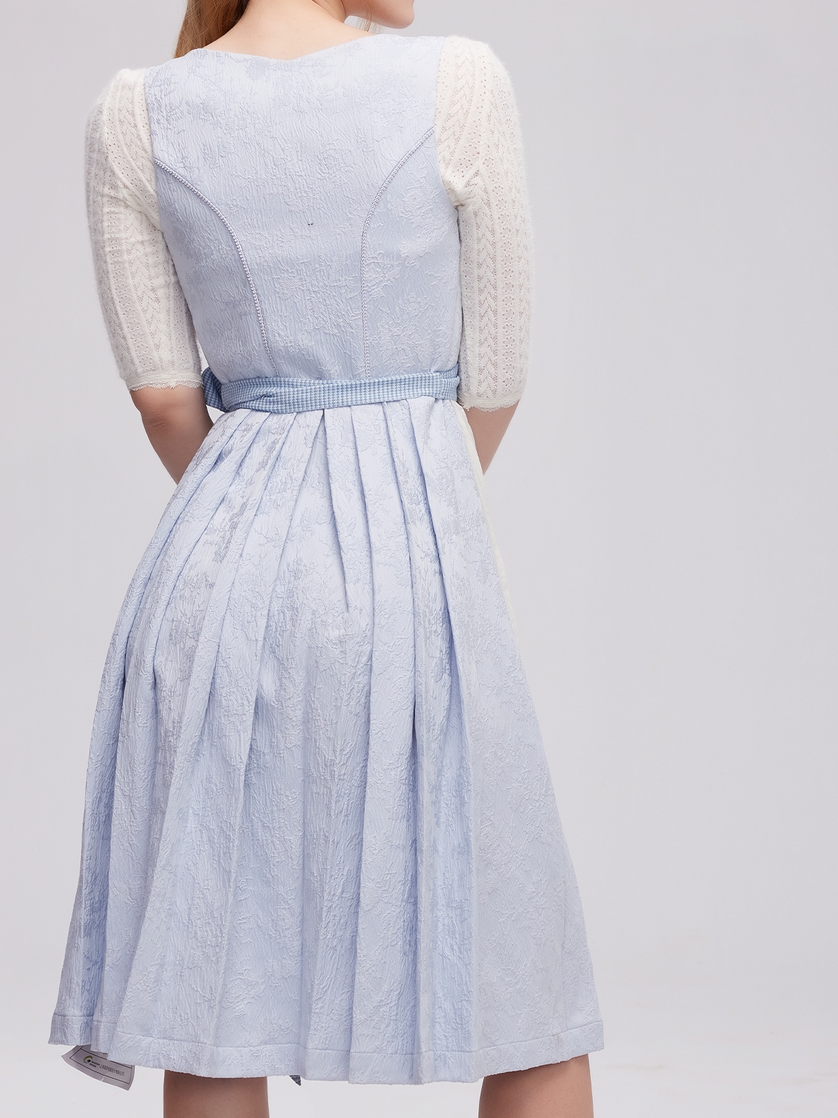 Moderne weinrote Dirndlbluse in urbanem Stil