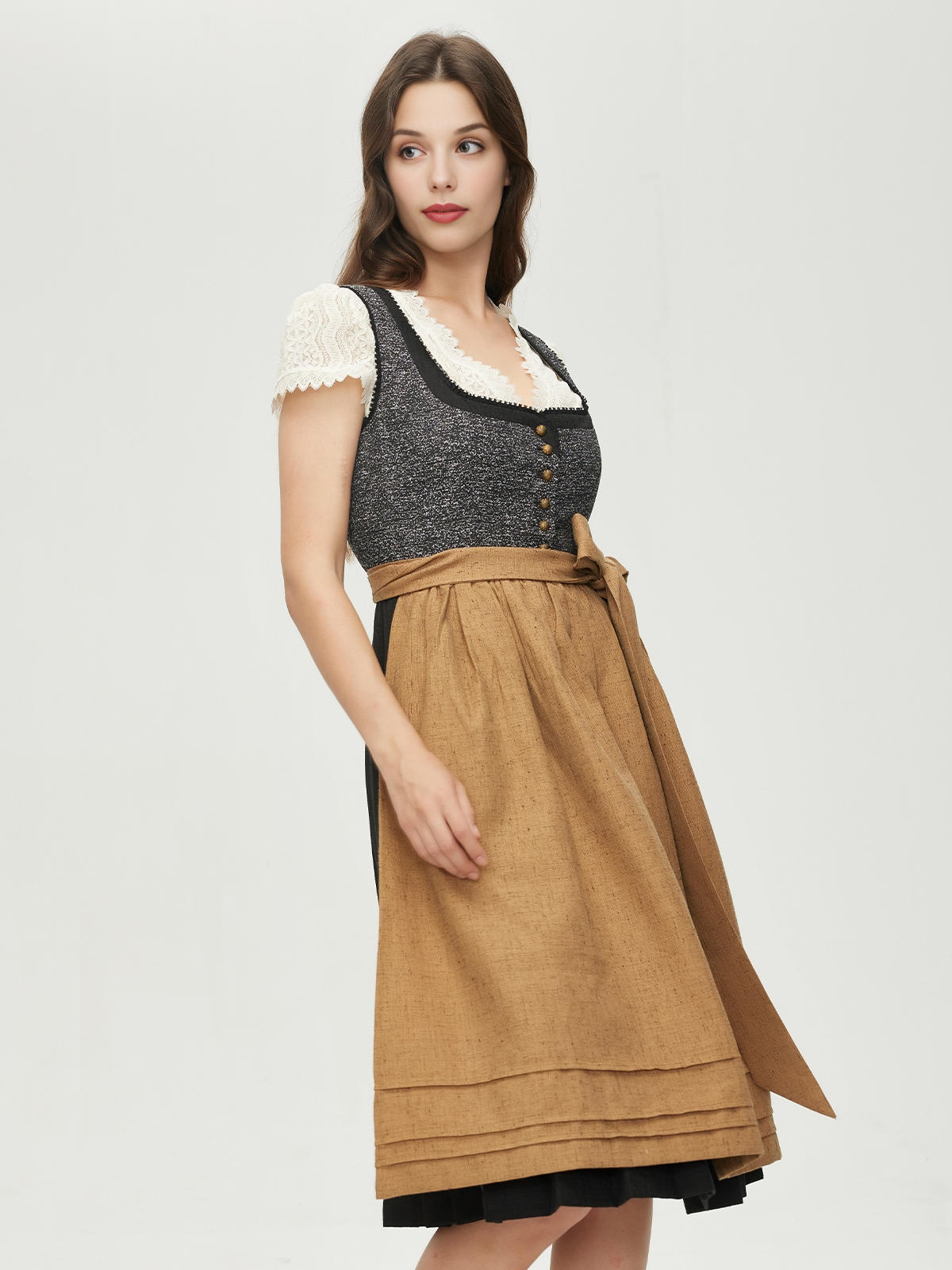 Modernes Dirndl in schwarzer Eleganz
