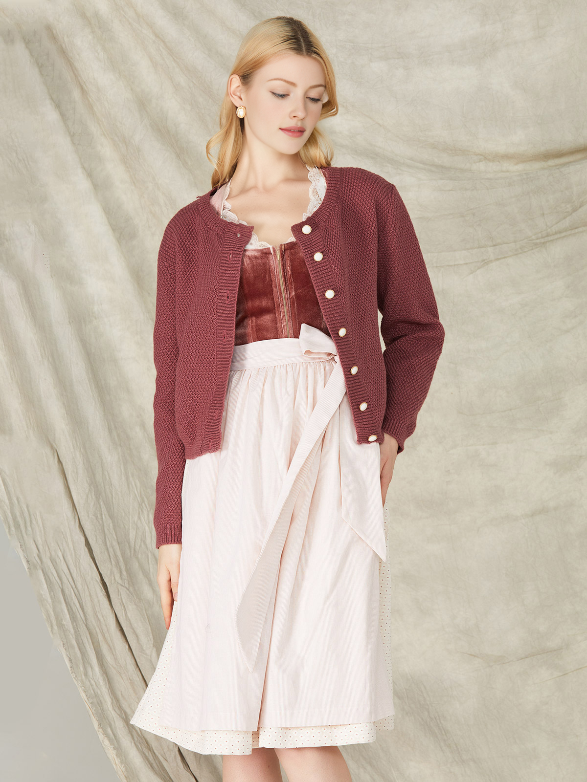 Modernes Dirndl in Lila mit schmaler Taille