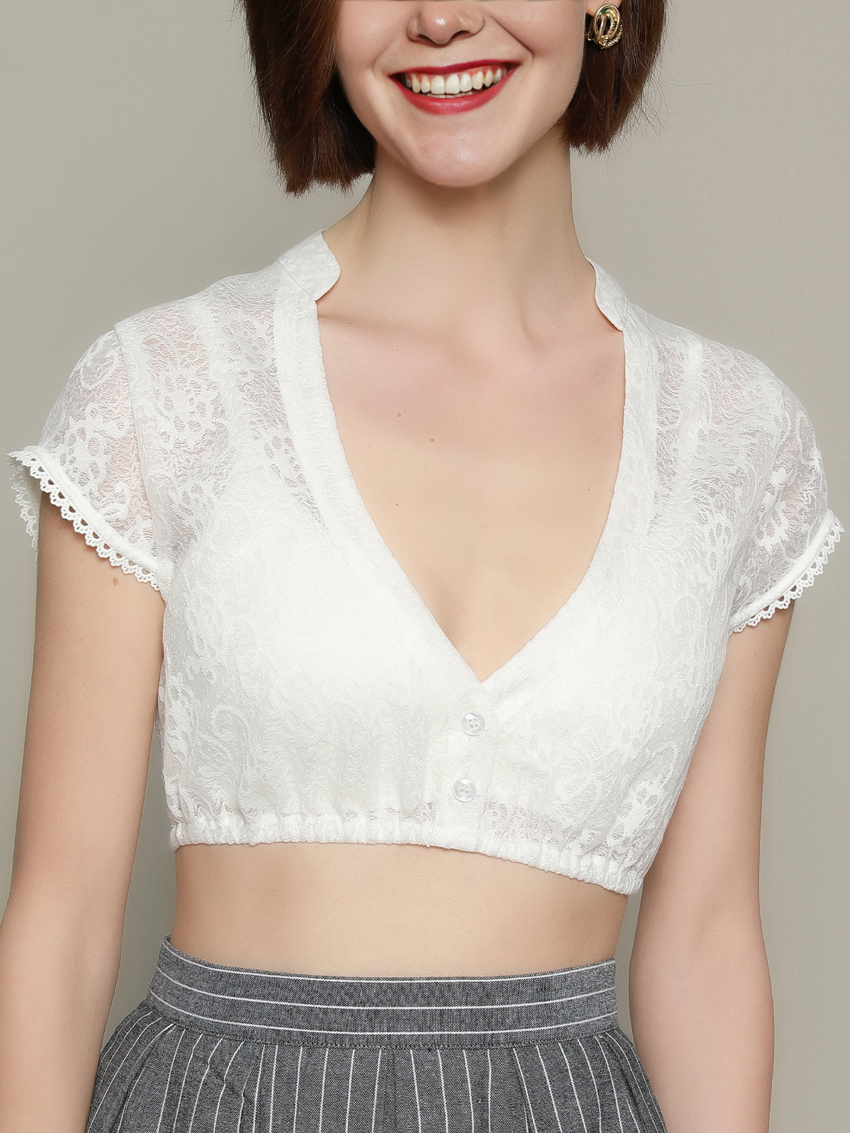 Ein dunkelgrünes Dirndl mit weißer Bluse – zeitlos und elegant