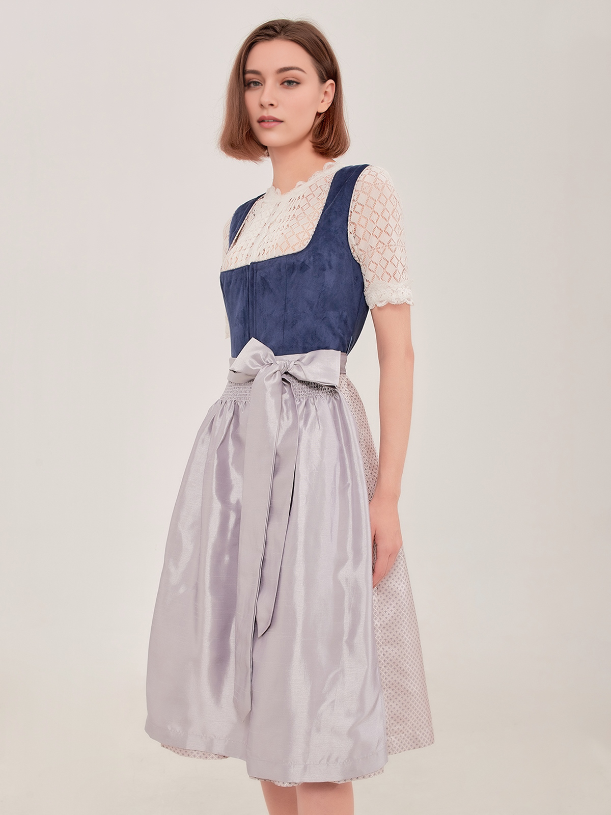 Modernes braunes Dirndl mit blauer Schürze