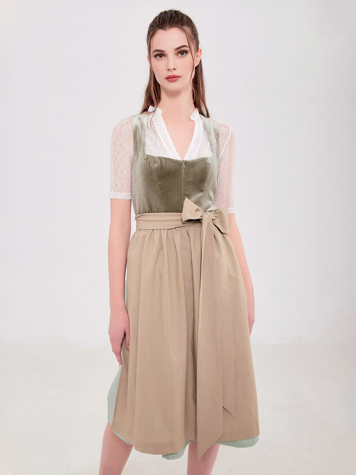 Dirndl in Braun mit modernem Schnitt