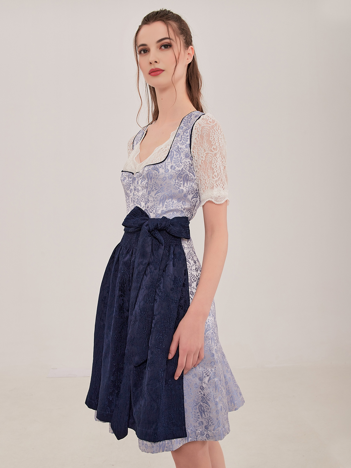 Modernes blaues Dirndl mit elegantem Schnitt