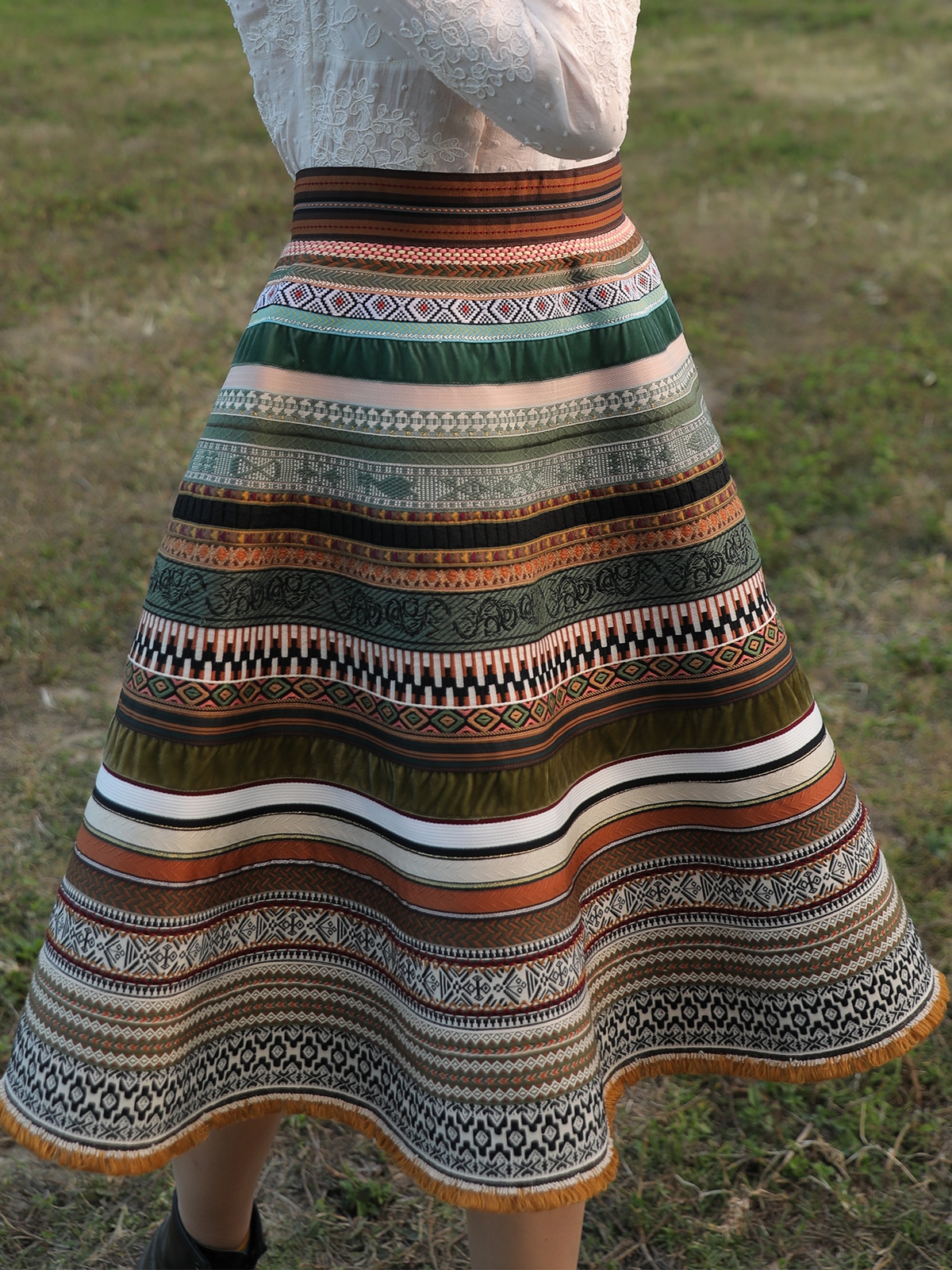 Ein elegantes rotes Samt-Dirndl mit traditionellem Schnitt