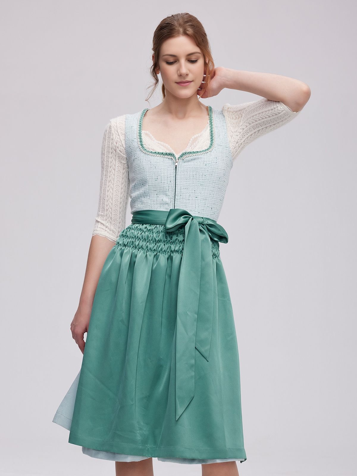 Rosa Dirndl mit floralen Details