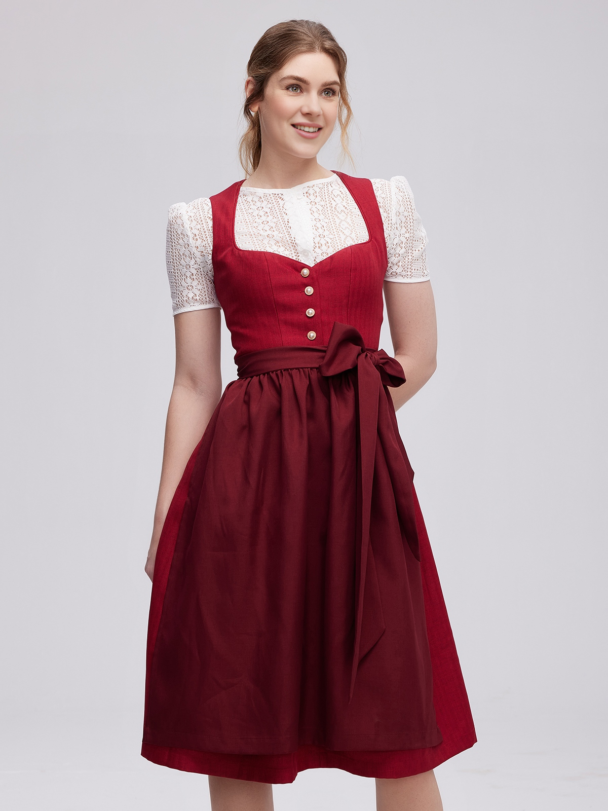Blaues Dirndl mit floralen Applikationen