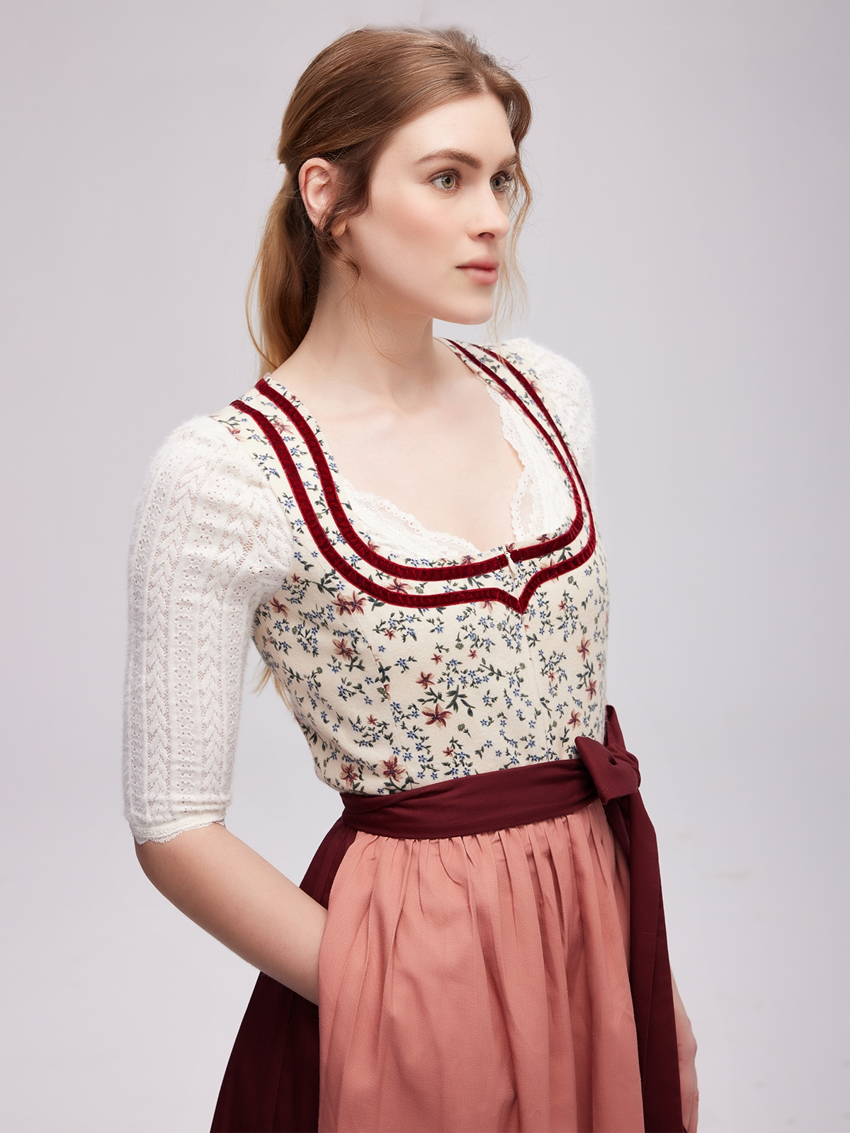 Dirndl Braun mit rotem Schal