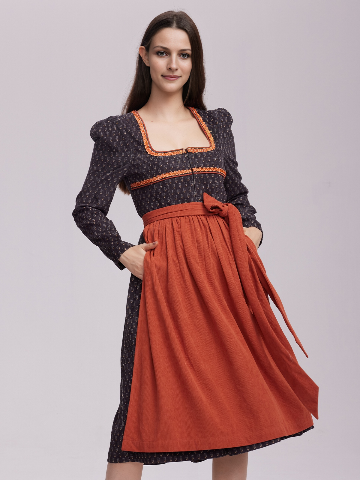 Modernes schwarzes Mini-Dirndl