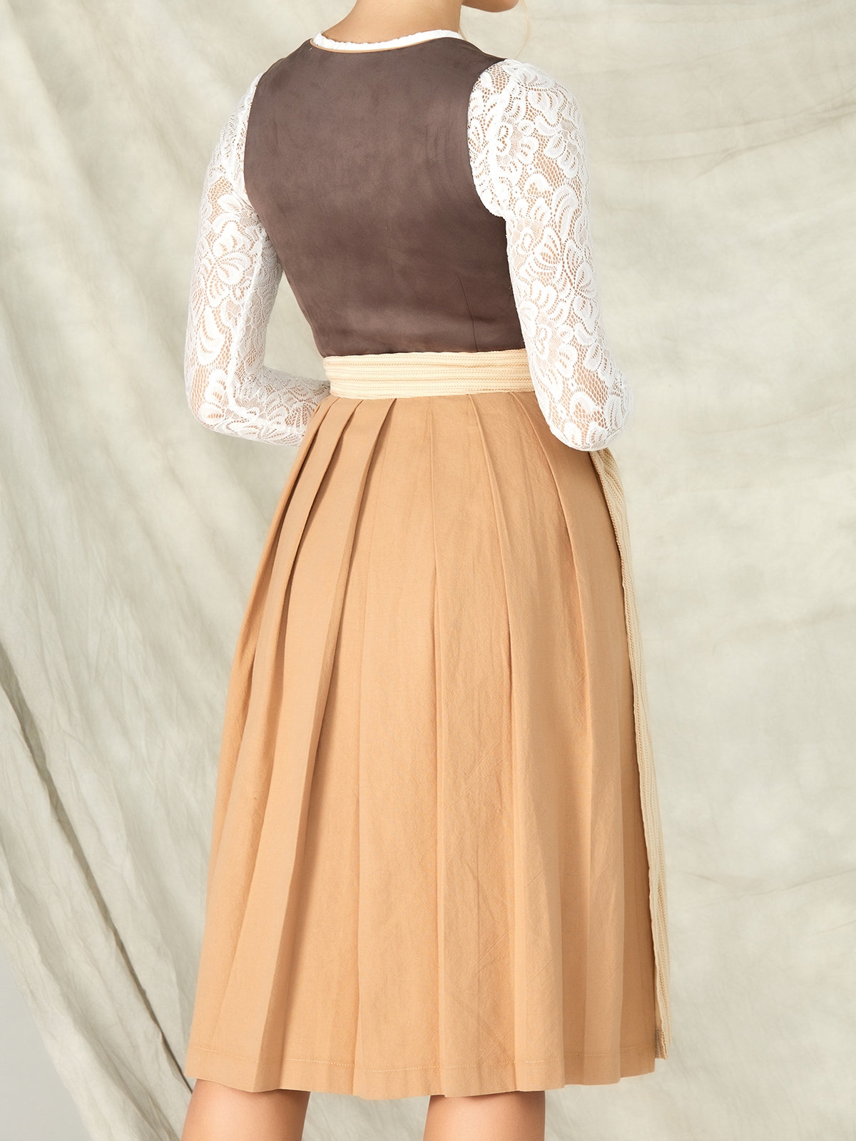 Einfarbige Dirndl in Braun