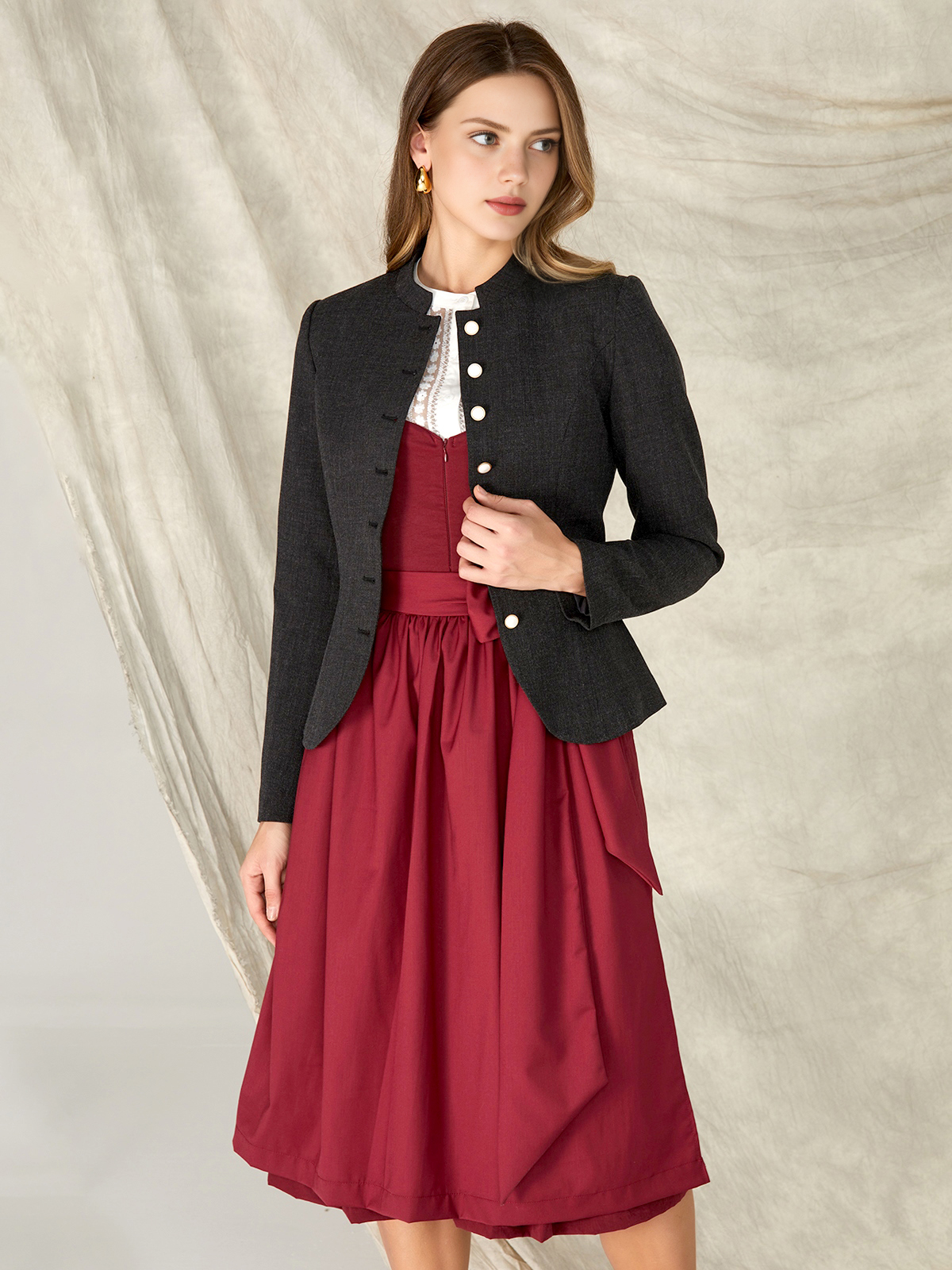 Preiswertes Dirndl in Schwarz mit traditioneller Schürze