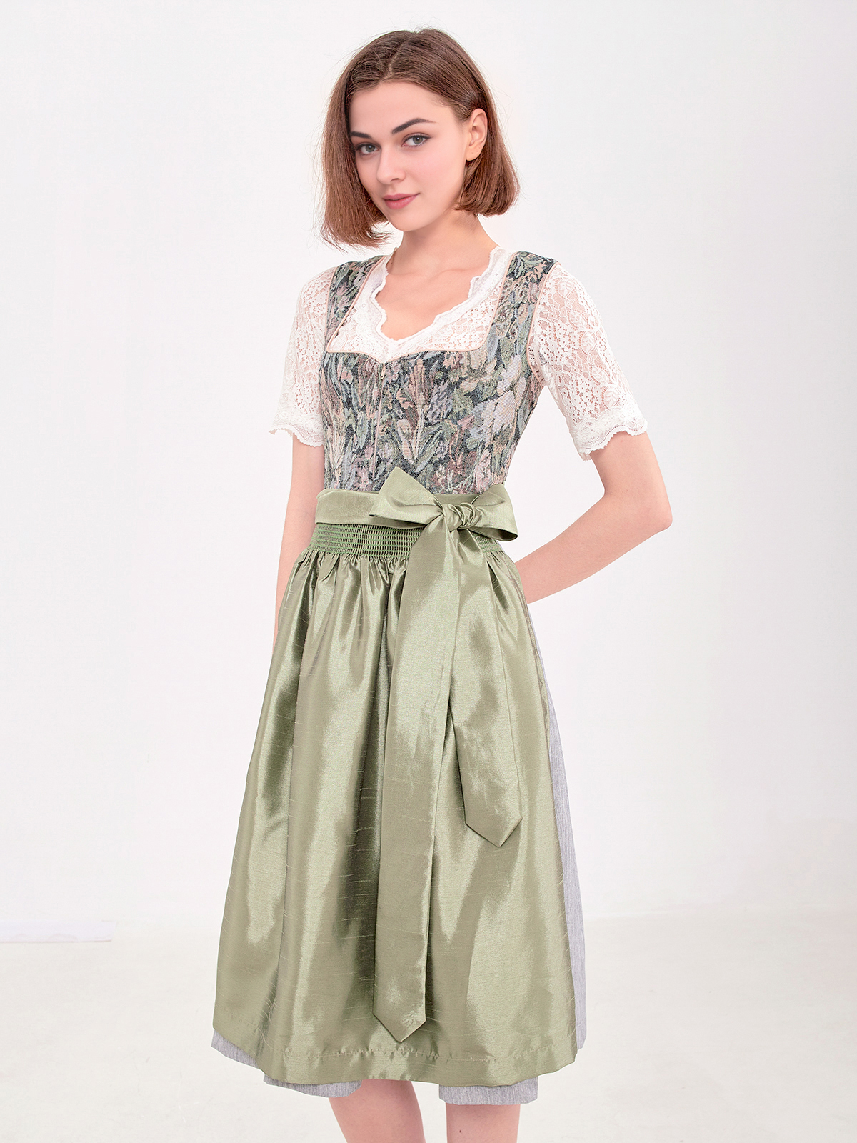 Lila Dirndl in natürlicher Umgebung