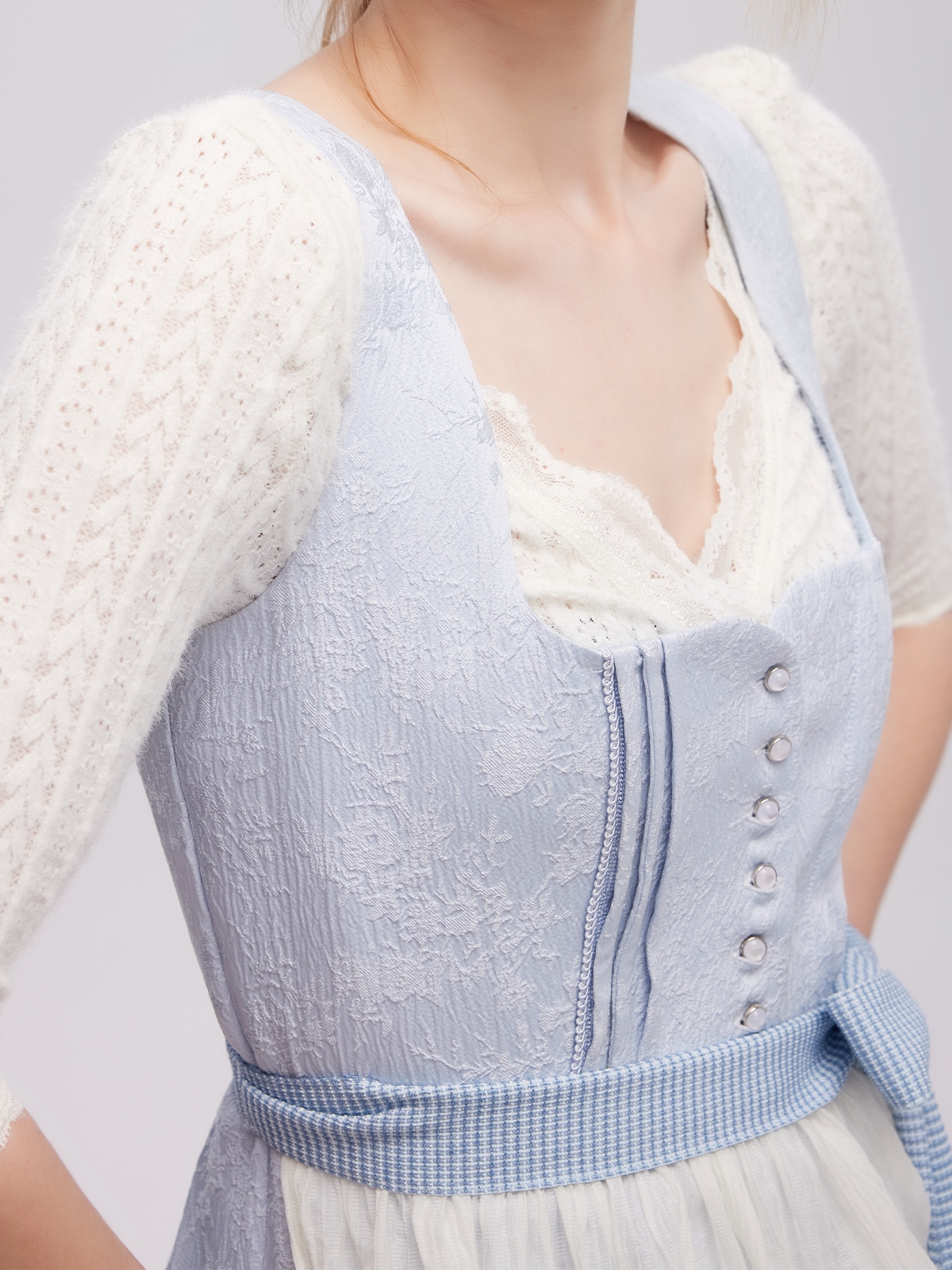 Schwarzes Dirndl mit blauer Bluse