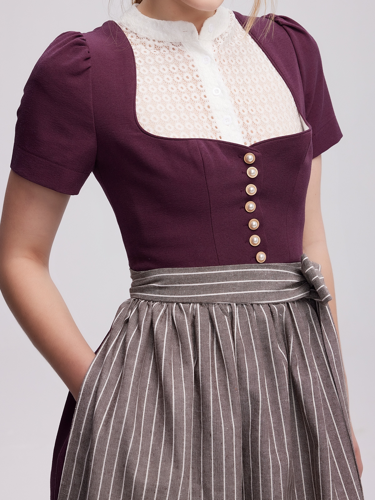 Ehreer Dirndl in Lila – Eleganz und Tradition vereint