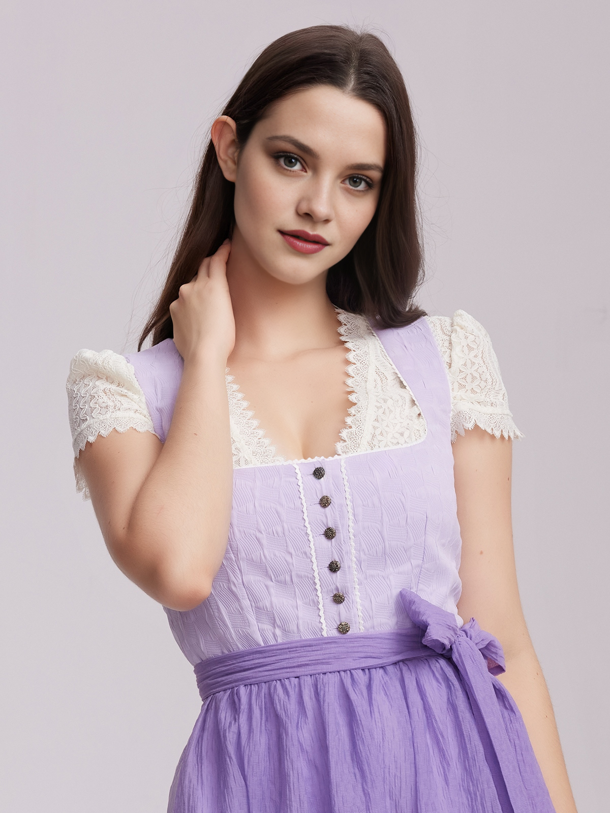 Dirndl in Lila mit romantischen Details
