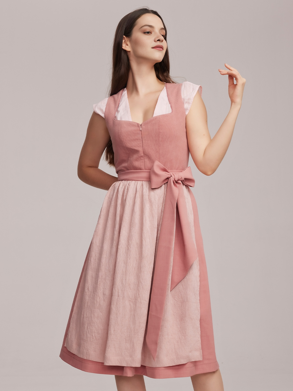 Ein Mädchen in rosa Dirndl und Lederhose – traditionell und modern zugleich