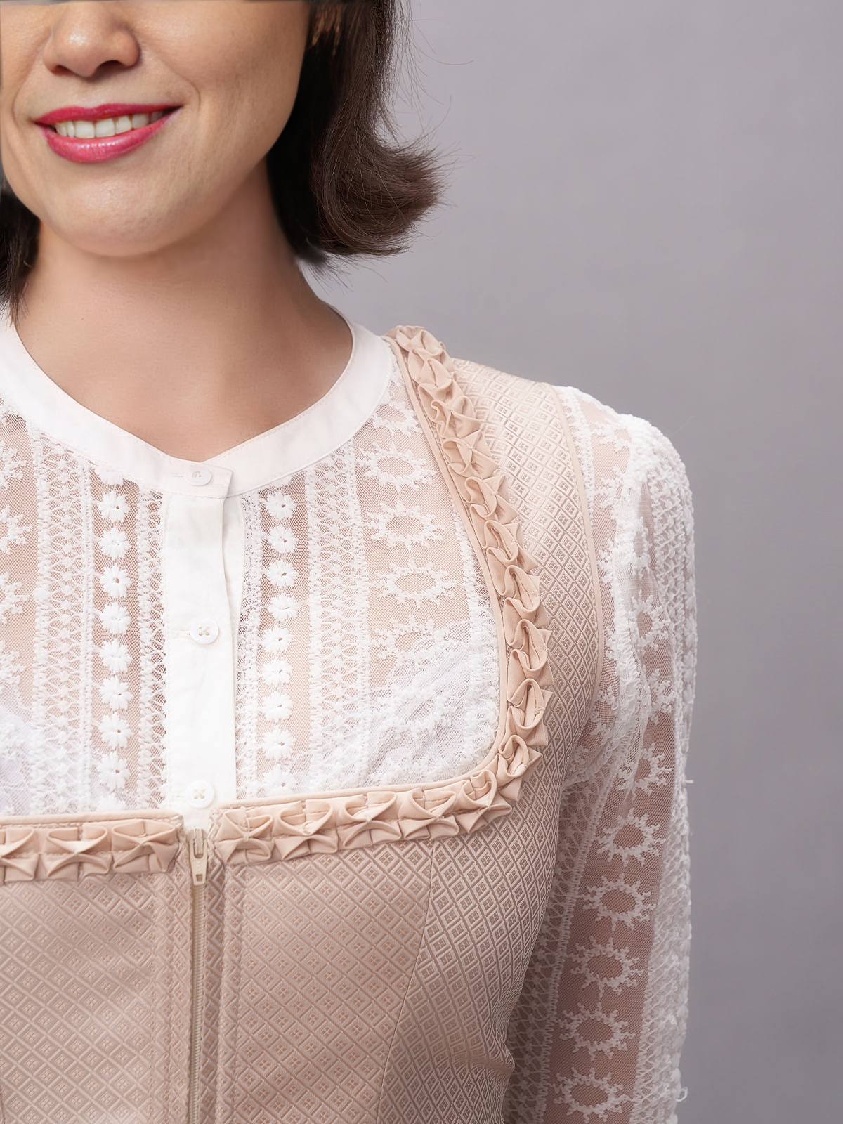 Ein elegantes blaues Dirndl mit feinen Stickereien