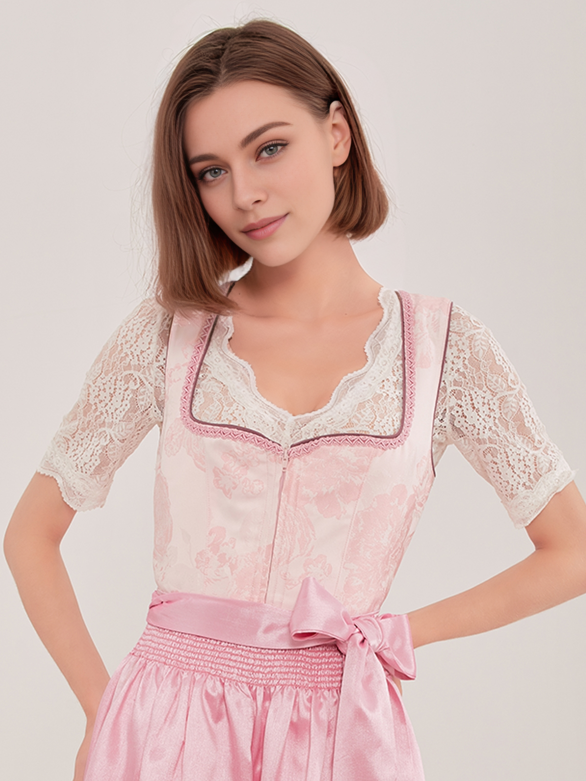 Dirndl in Blau mit traditionellem Schnitt