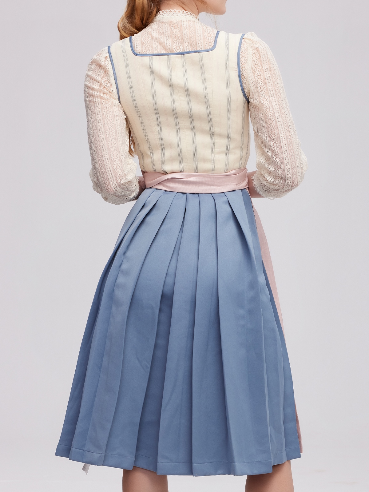 Ein elegantes beiges Dirndl mit raffiniertem Ausschnitt