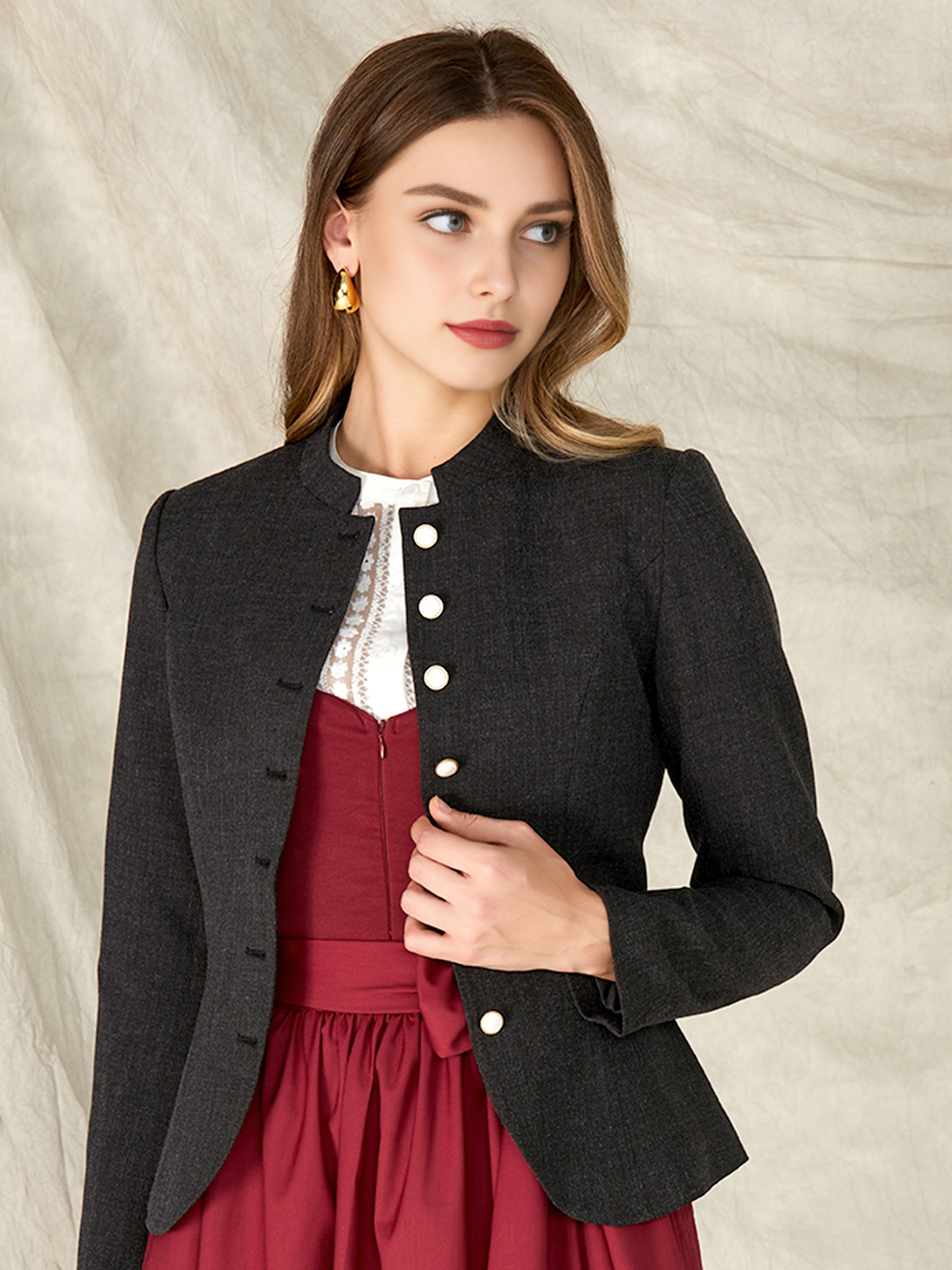 Modernes Dirndl mit schwarzer Bluse