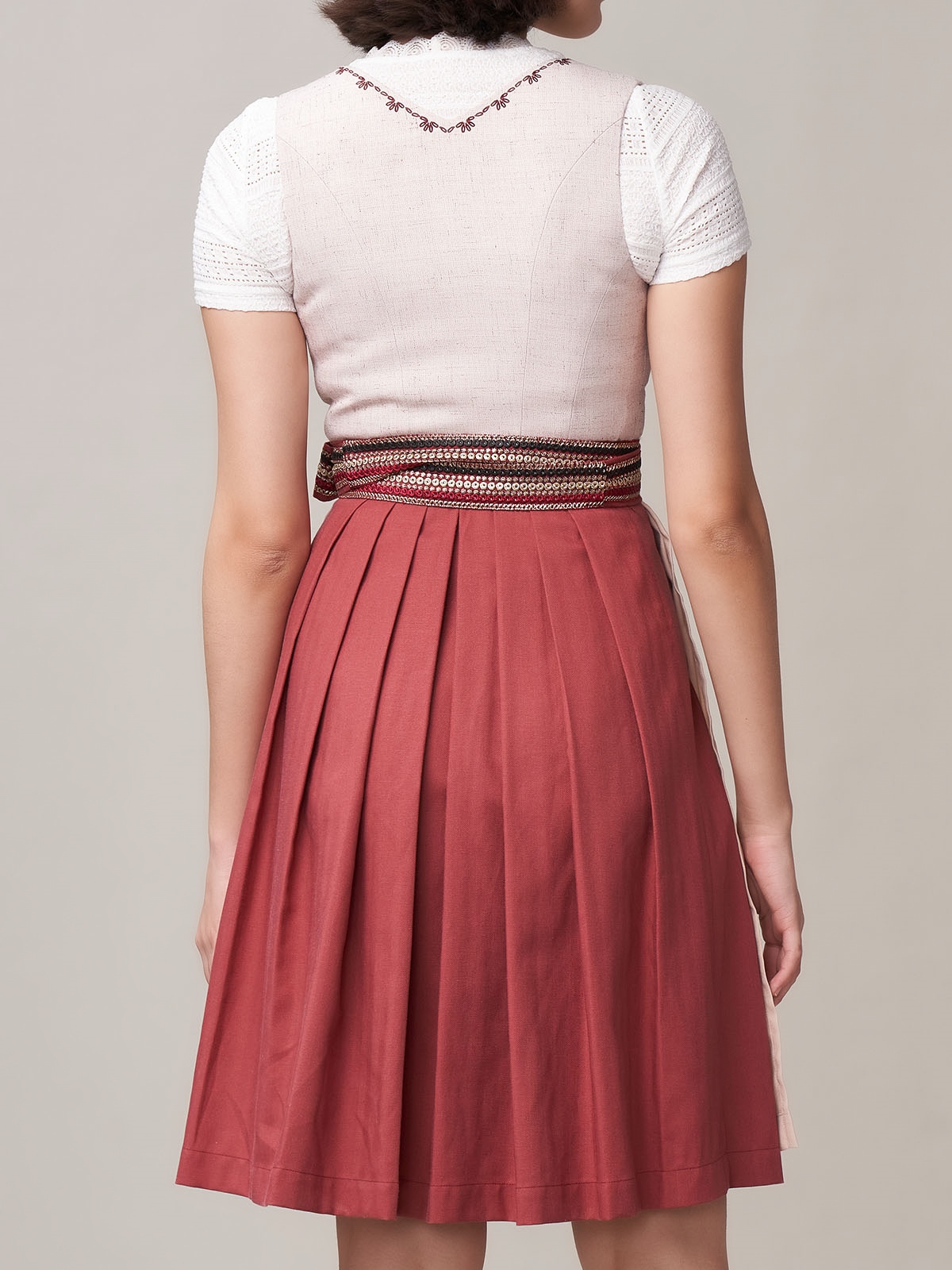 Elegantes rosa Samt Dirndl mit Spitzenbesatz