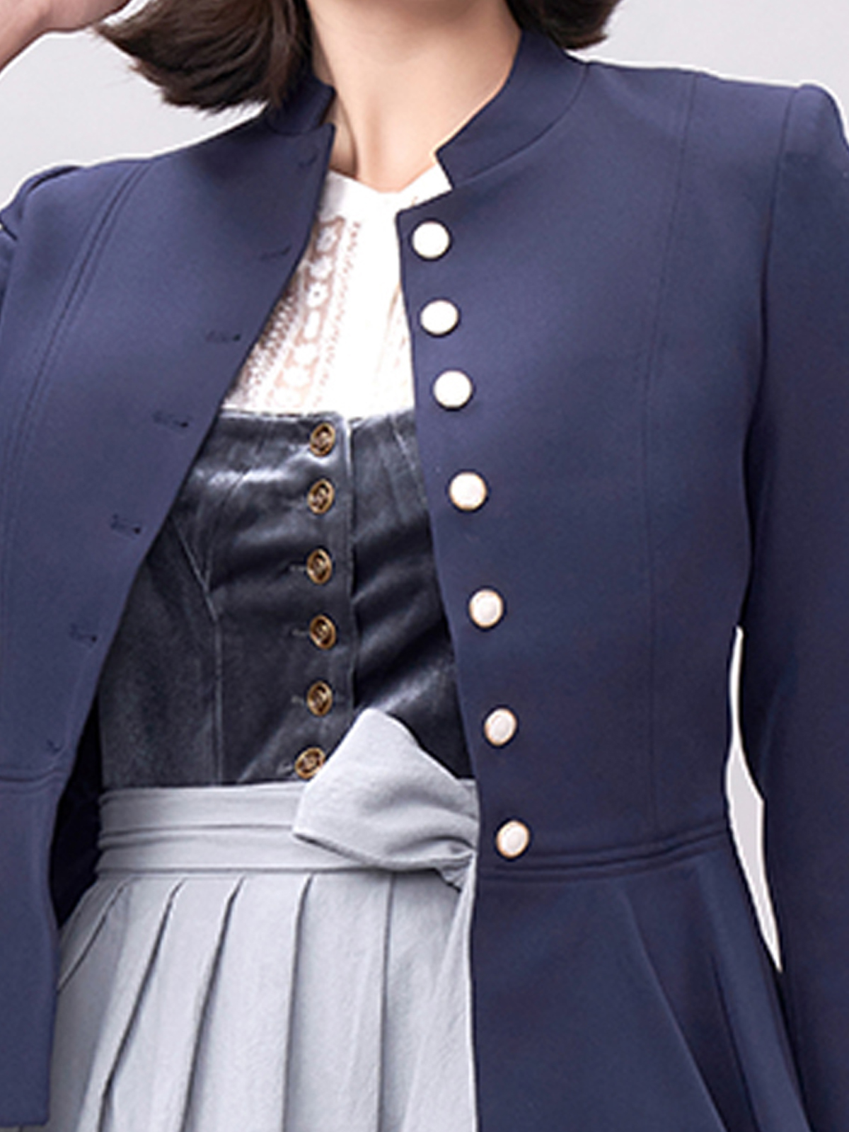 Dirndl mit marineblauer Jacke