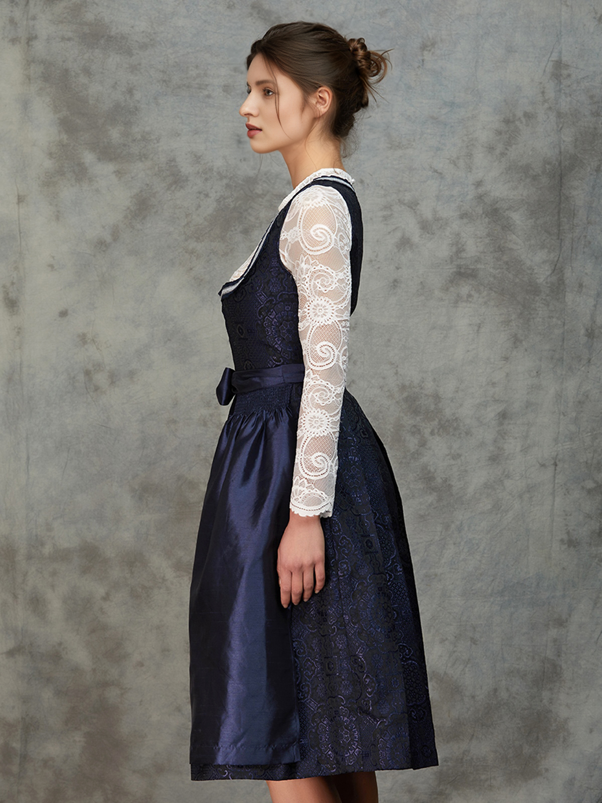 Dirndl mit hochgeschlossener Bluse