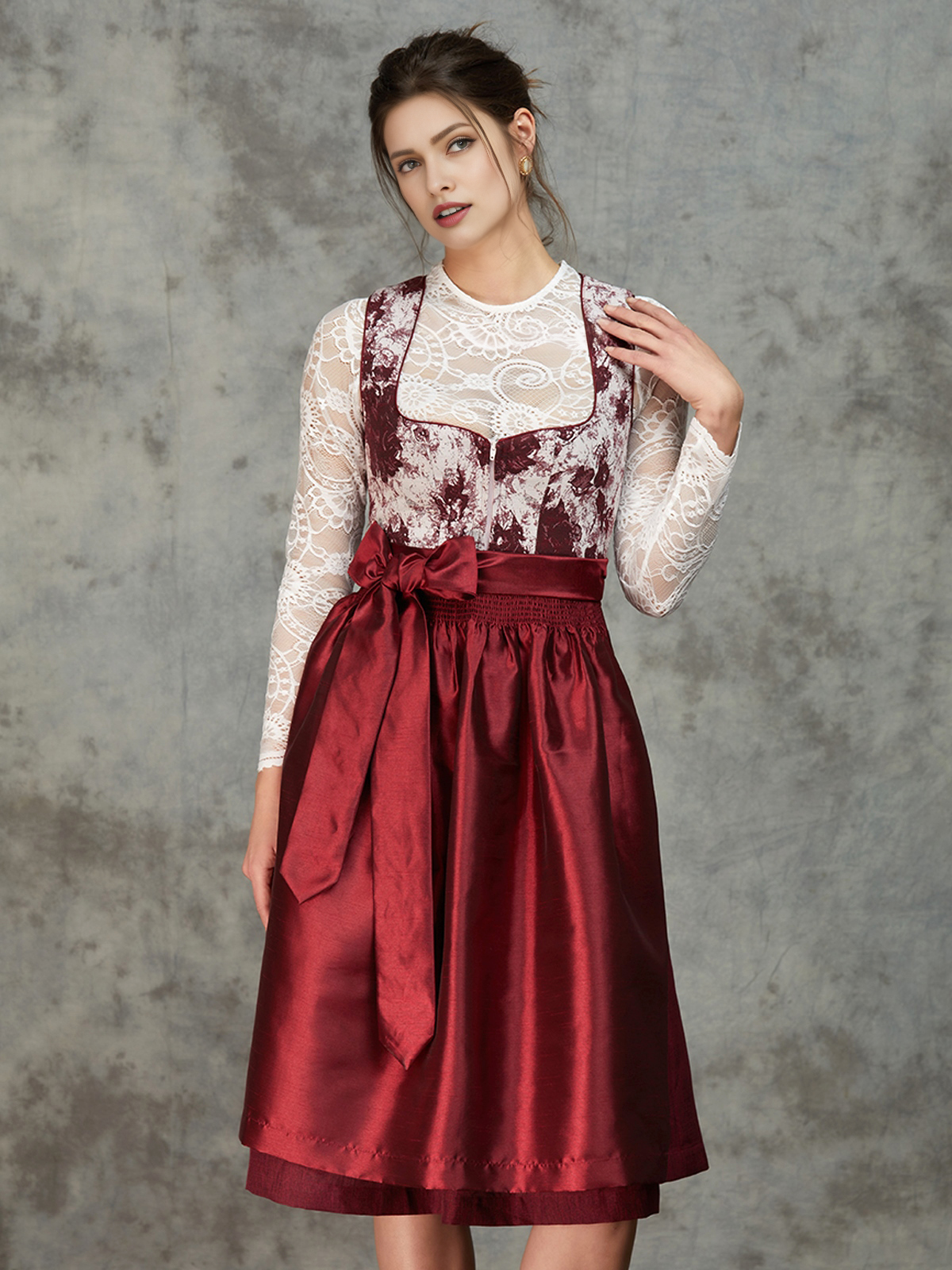 Dirndl Blau Schwarz mit traditionellen Stickereien