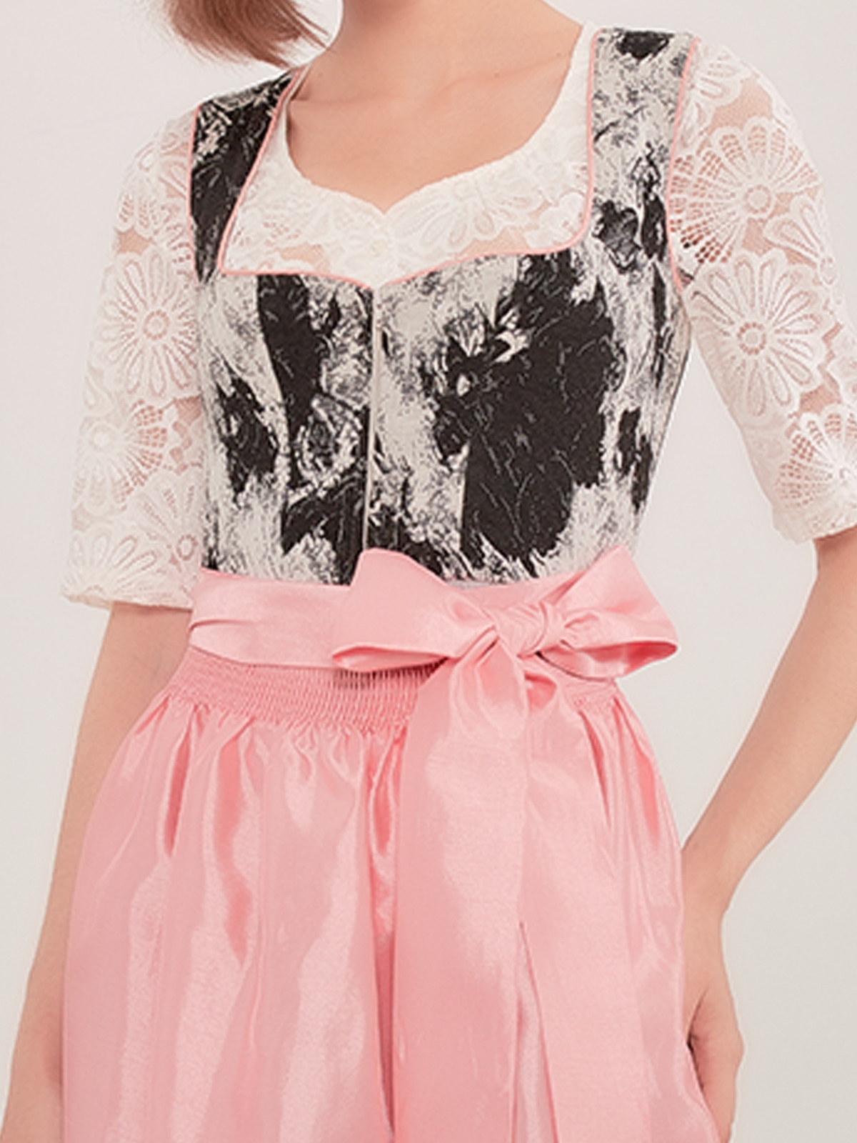 Modernes 2078 Dirndl in Schwarz