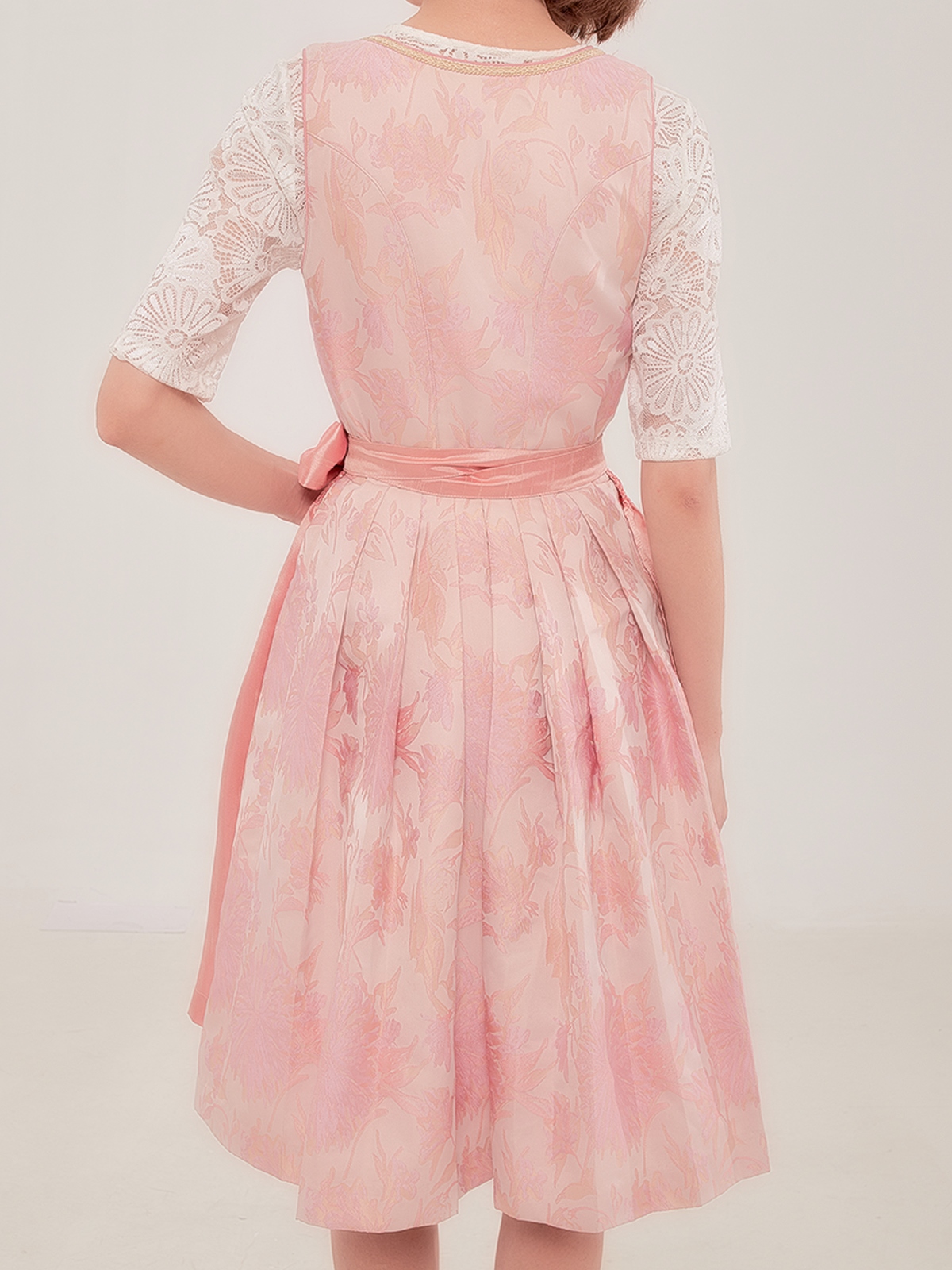 Dirndl in Rosa mit Spitzenbluse