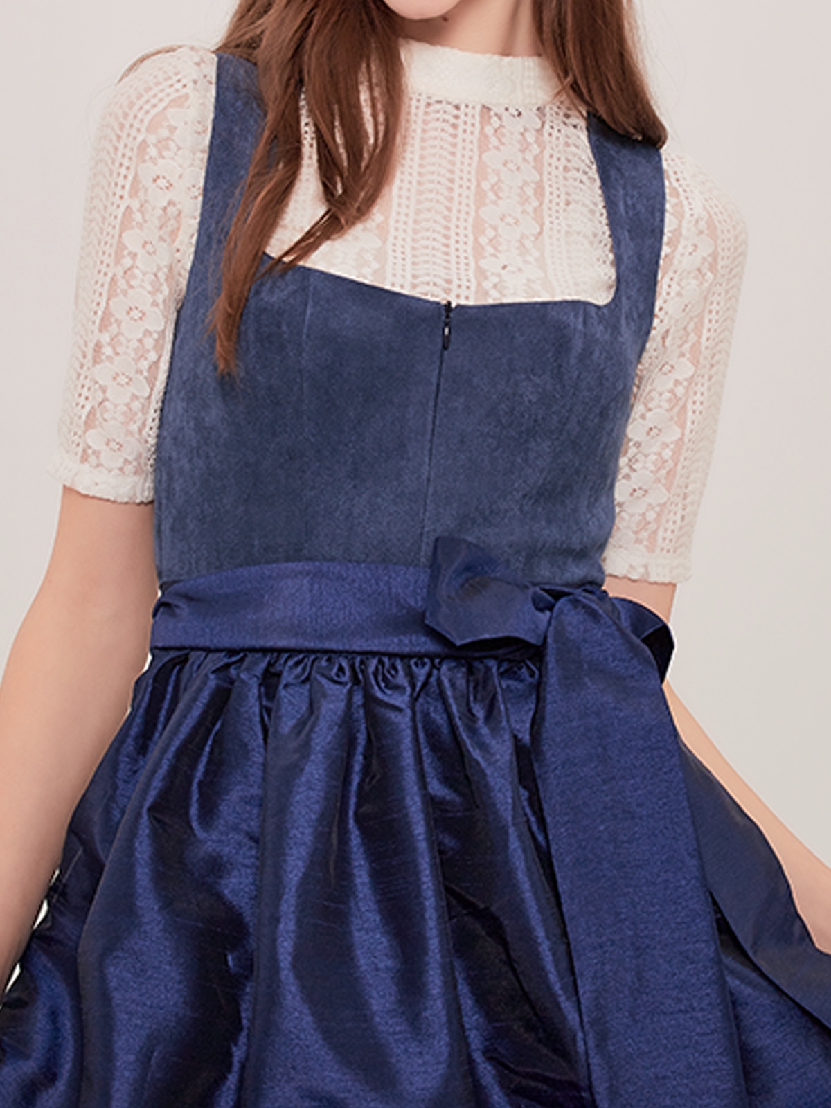 Dirndl mit blauer Kurzarmbluse