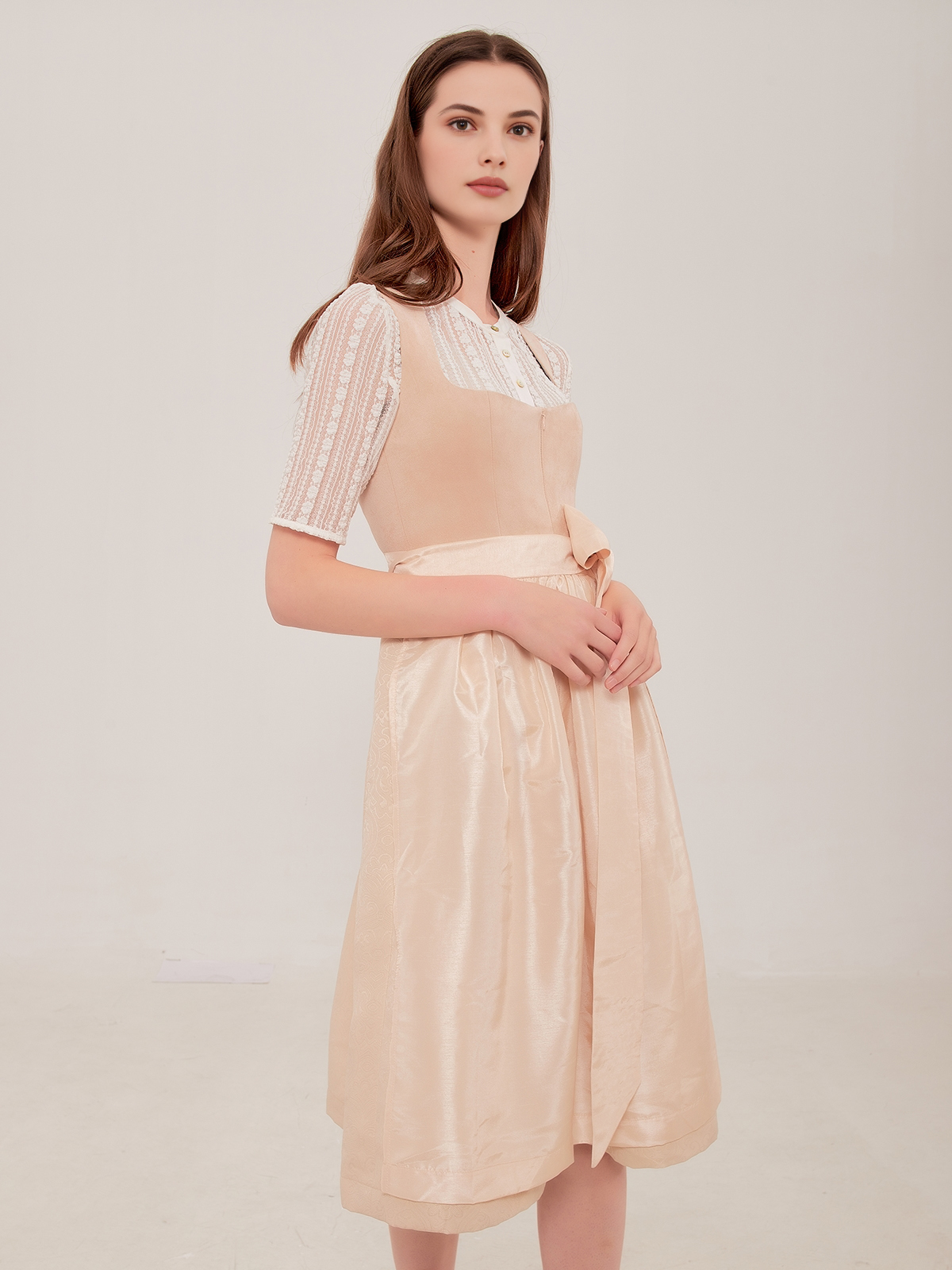 Weißer Body unter einem beigen Dirndl