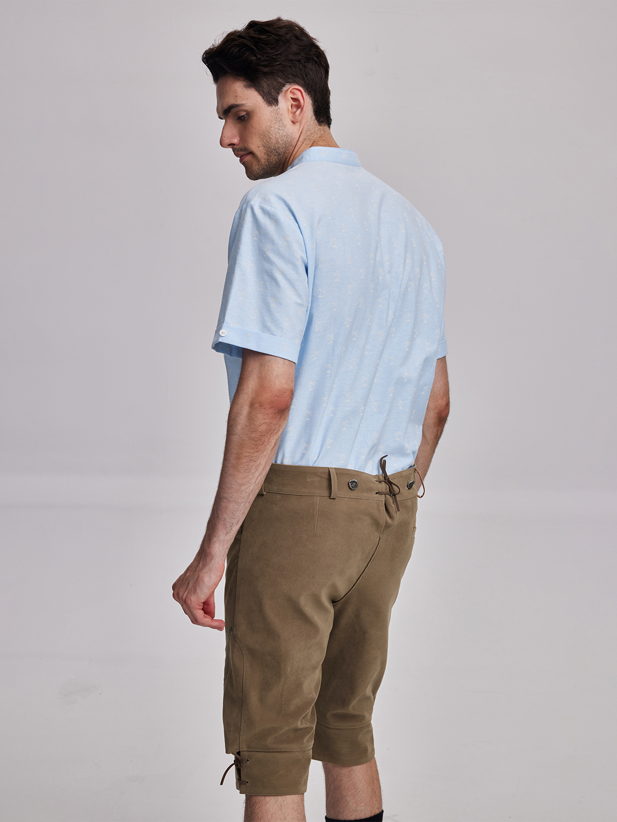 Dirndl-Bluse in Blau – perfekt für ein schwarzes Samt-Dirndl