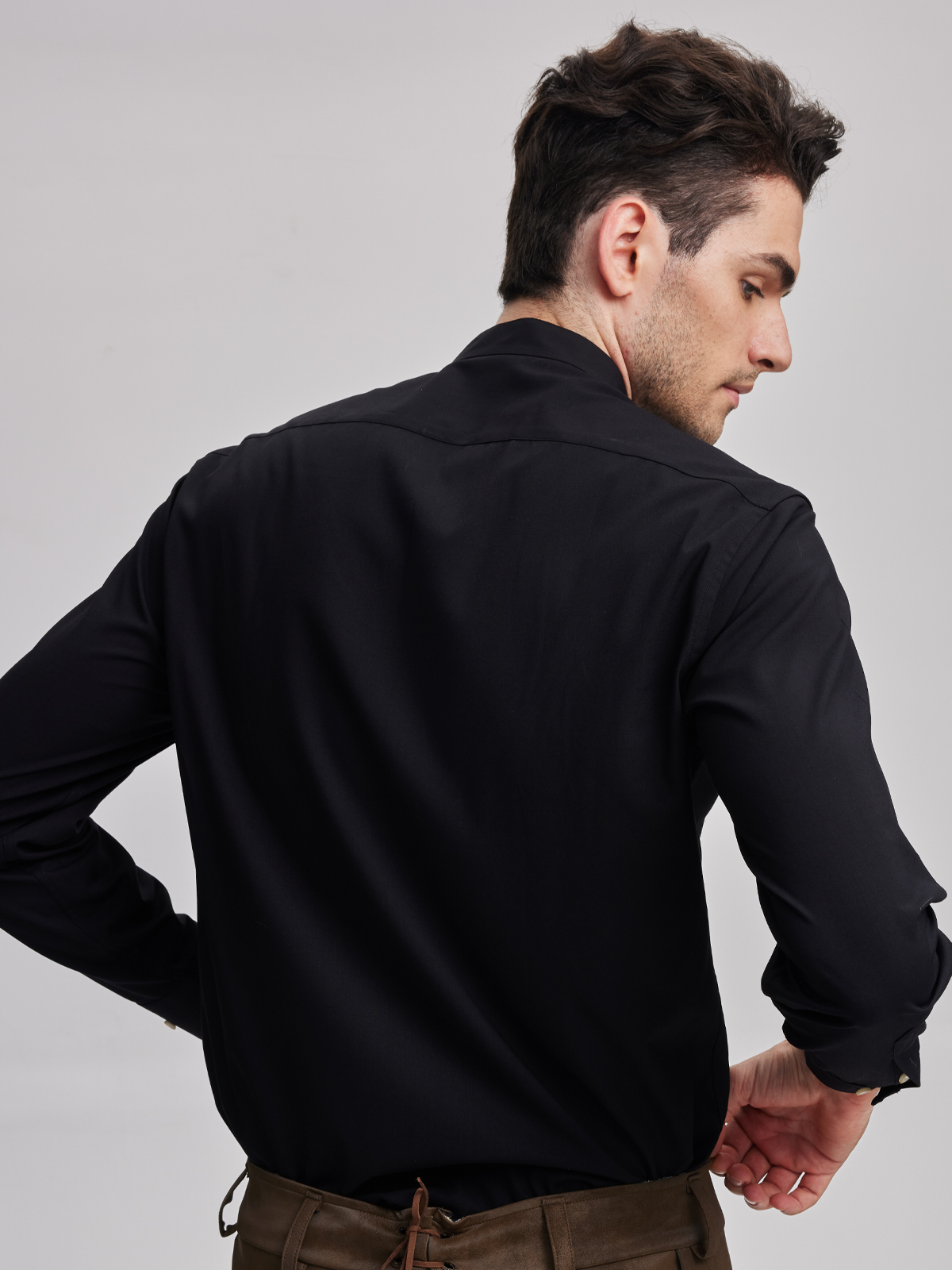 Elegantes Dirndl in Schwarz mit feinen Details