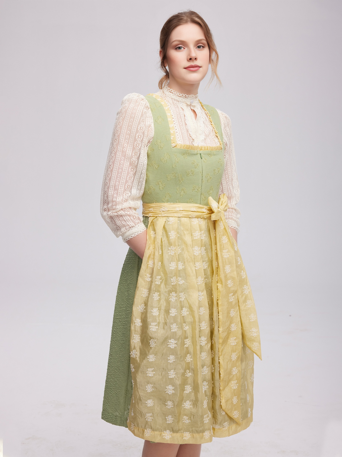 Dirndl in Grün mit floralen Details