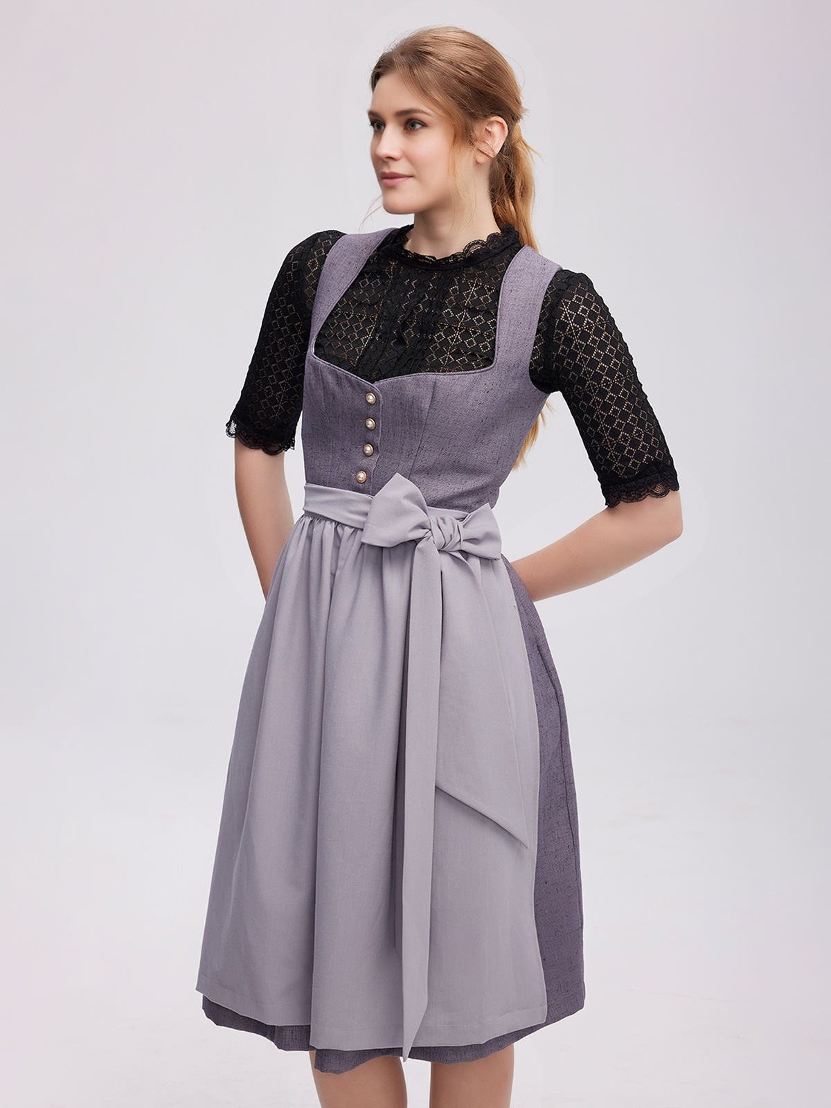 Graues Dirndl mit modernem Schnitt